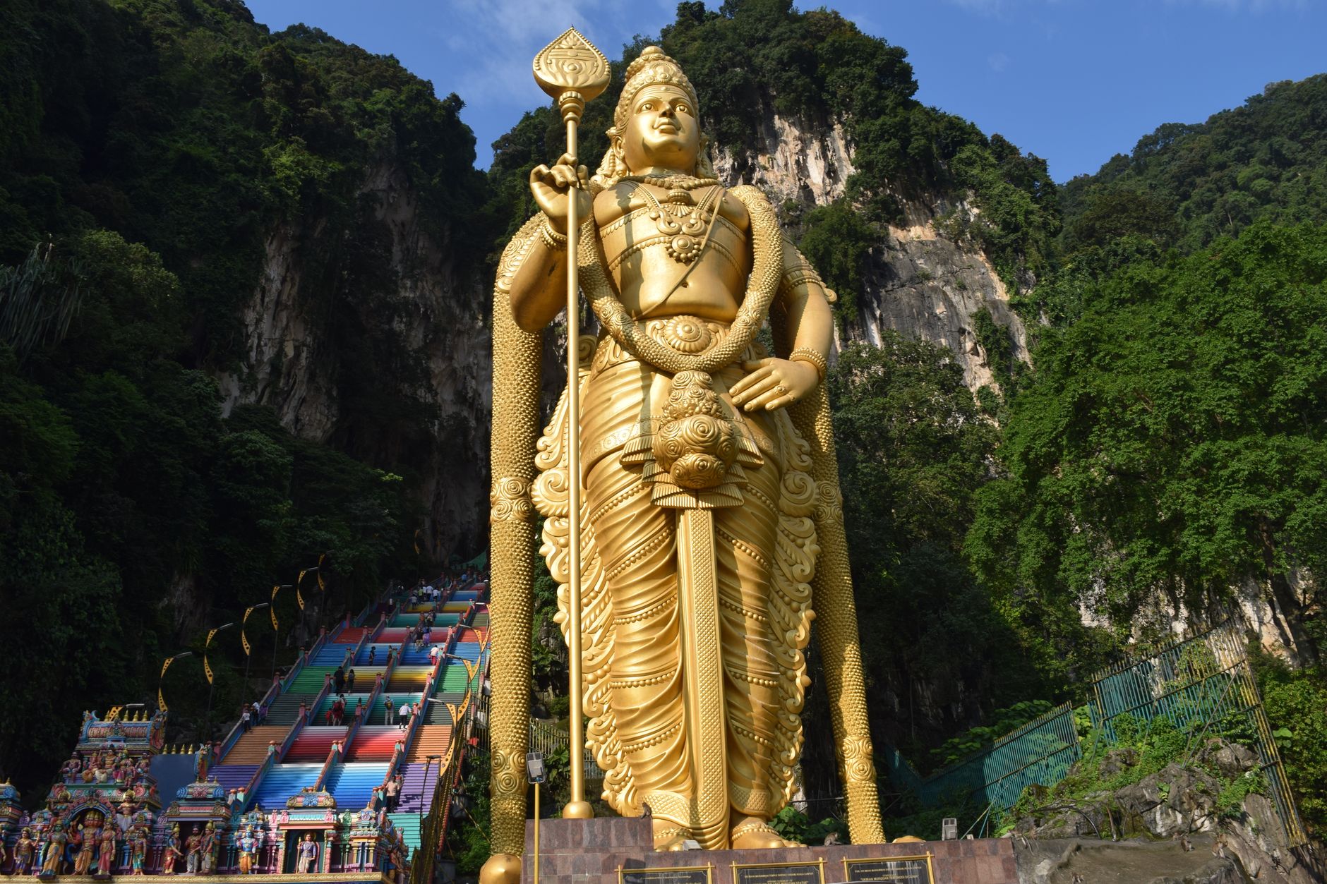Barevné schodiště vedoucí ke vchodu do jeskyní Batu Caves u Kuala Lumpuru