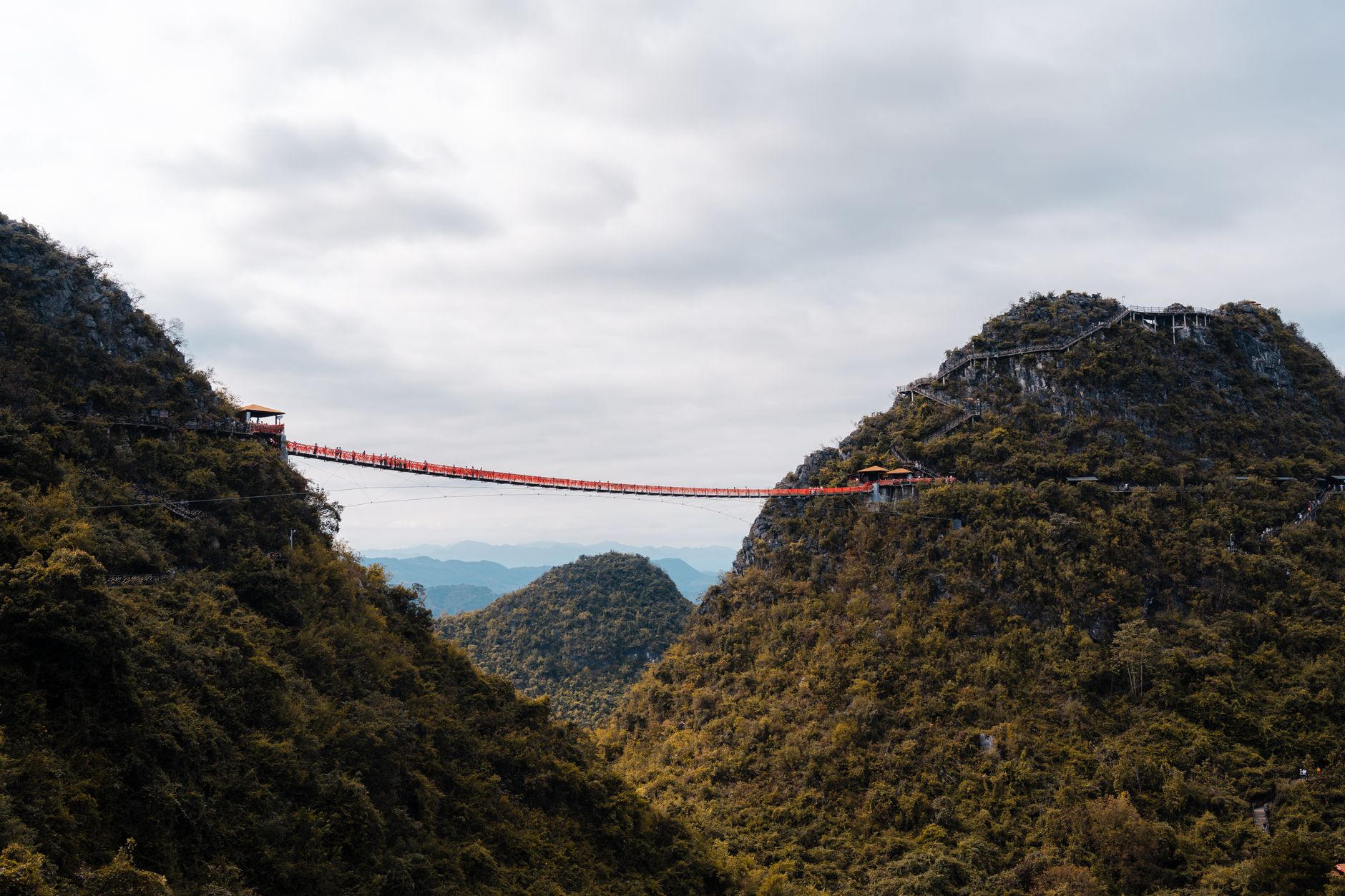 Šikmý visutý most Langkawi Sky Bridge nad zalesněnými horami ostrova Langkawi