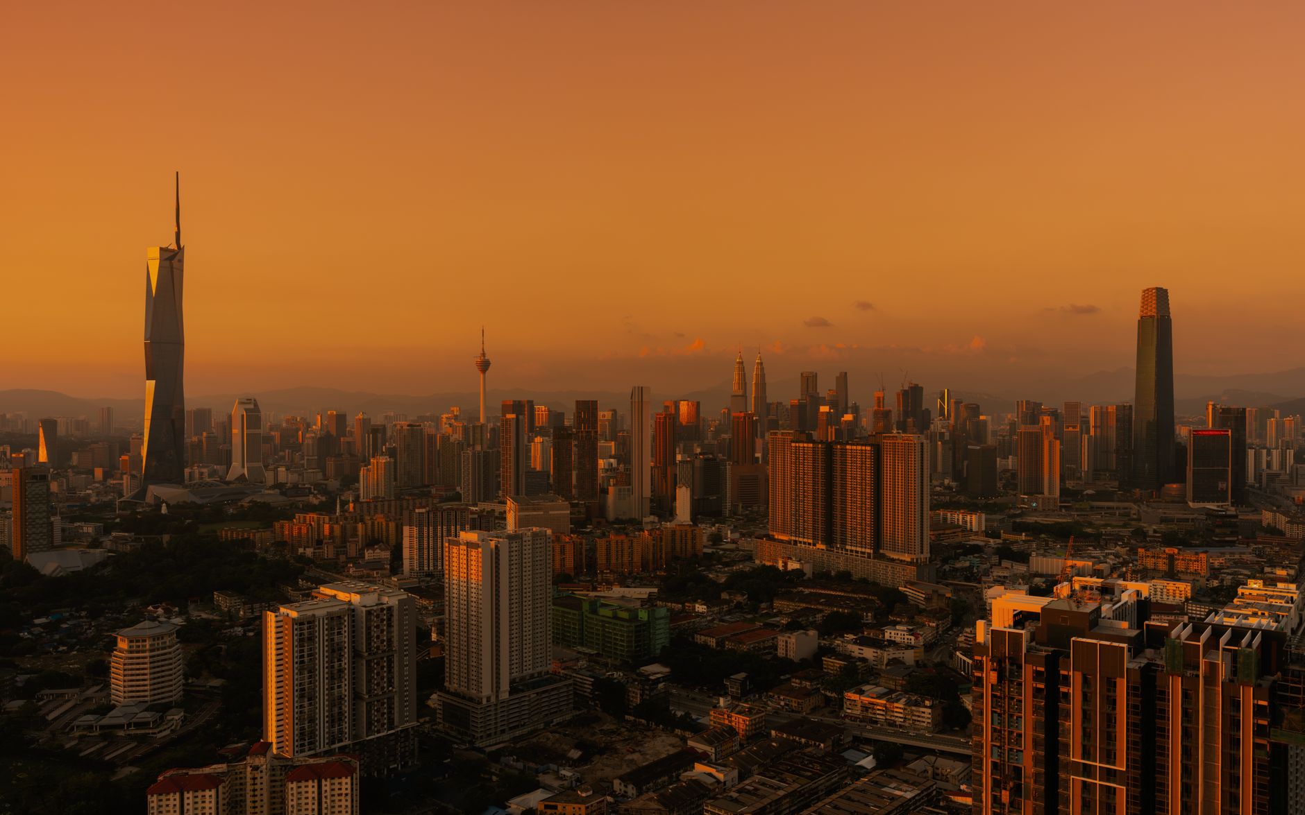 Panorama Kuala Lumpur s věžemi Petronas Towers při západu slunce