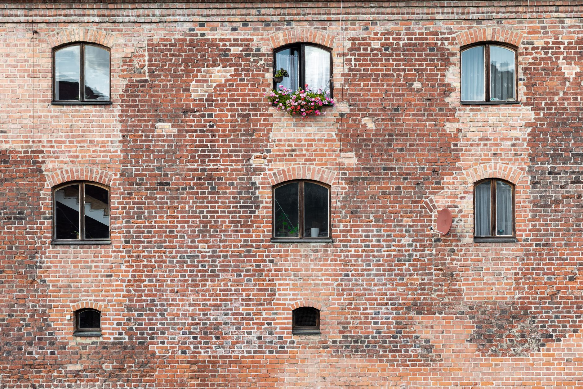 Palác velmistra na Středním hradě v Malborku s gotickými okny