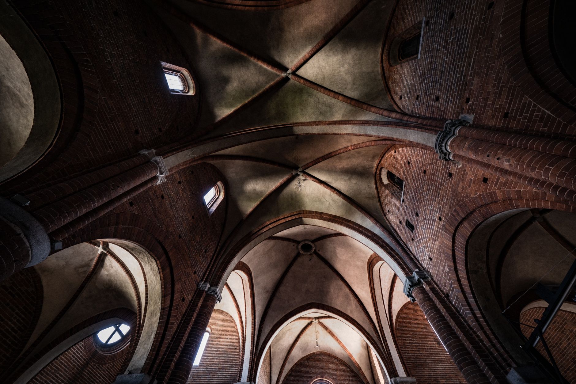 Detail cihlové gotické klenby v rytířském sále hradu Malbork