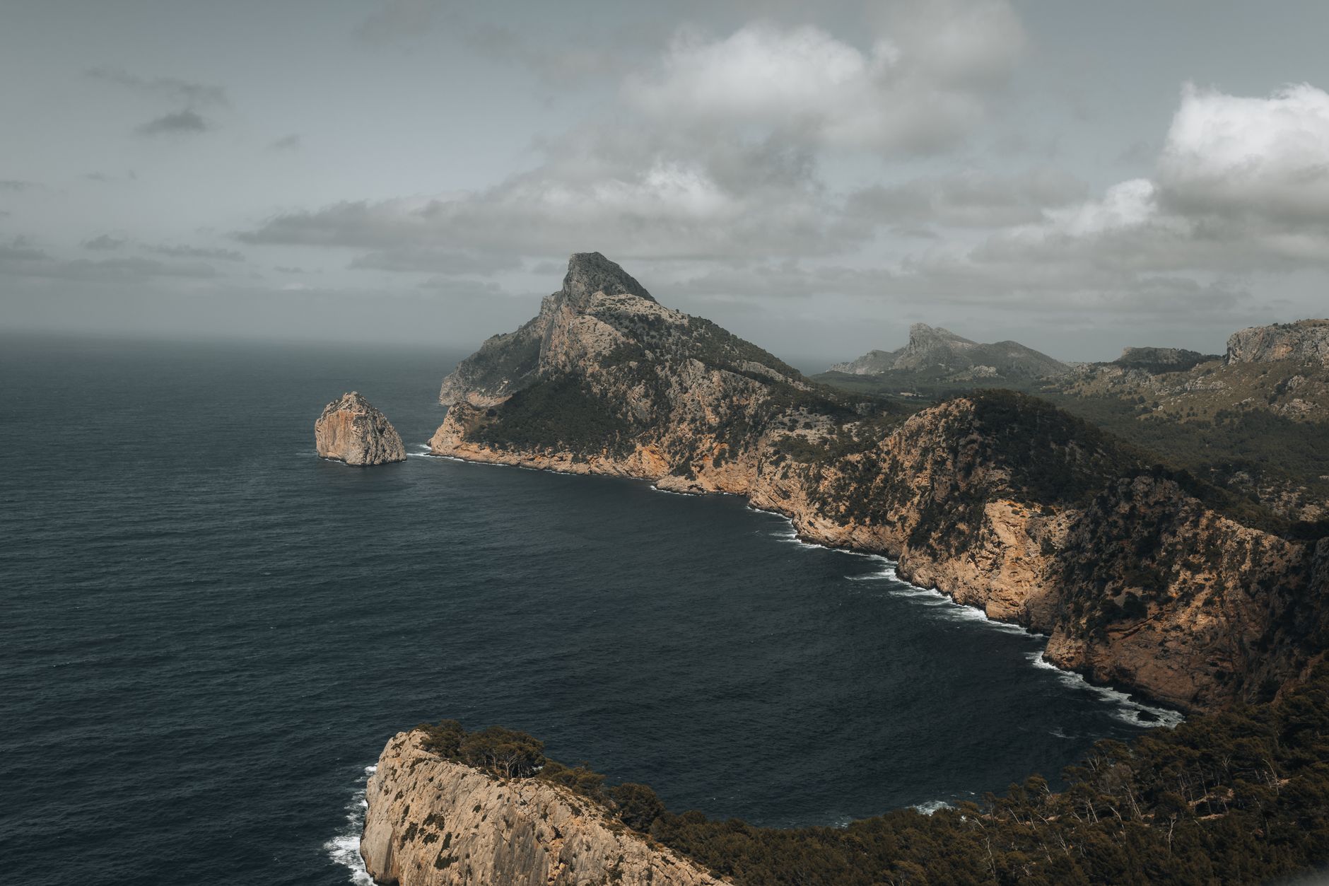 Pohled na zátoku a útesy v pohoří Serra de Tramuntana na Mallorce s tyrkysovým mořem