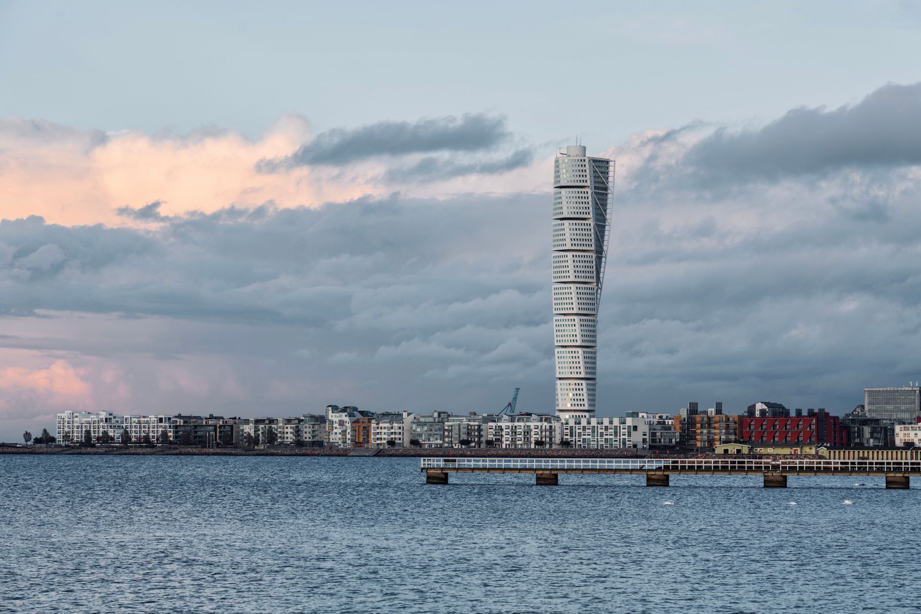 Mrakodrap Turning Torso a panorama čtvrti Västra Hamnen v Malmö nad mořskou hladinou
