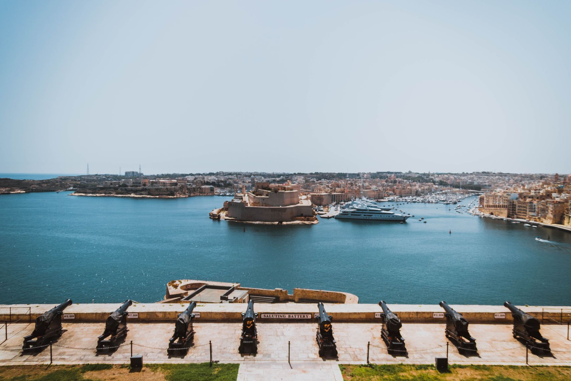 Panorama hlavního města Valletta na Maltě s mohutnými pevnostními hradbami nad přístavem Grand Harbour