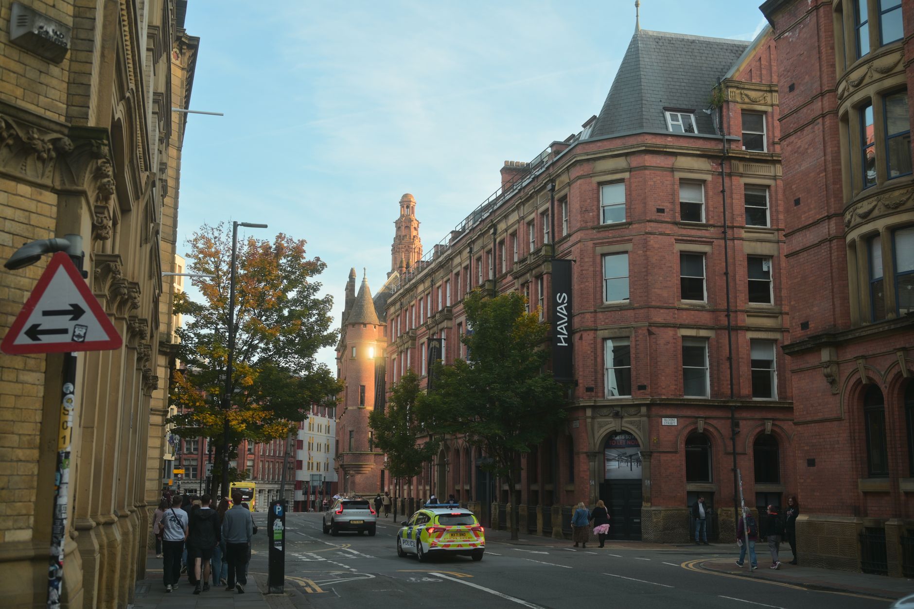 Pouliční umění a cihlové fasády v bohémské čtvrti Northern Quarter v Manchesteru