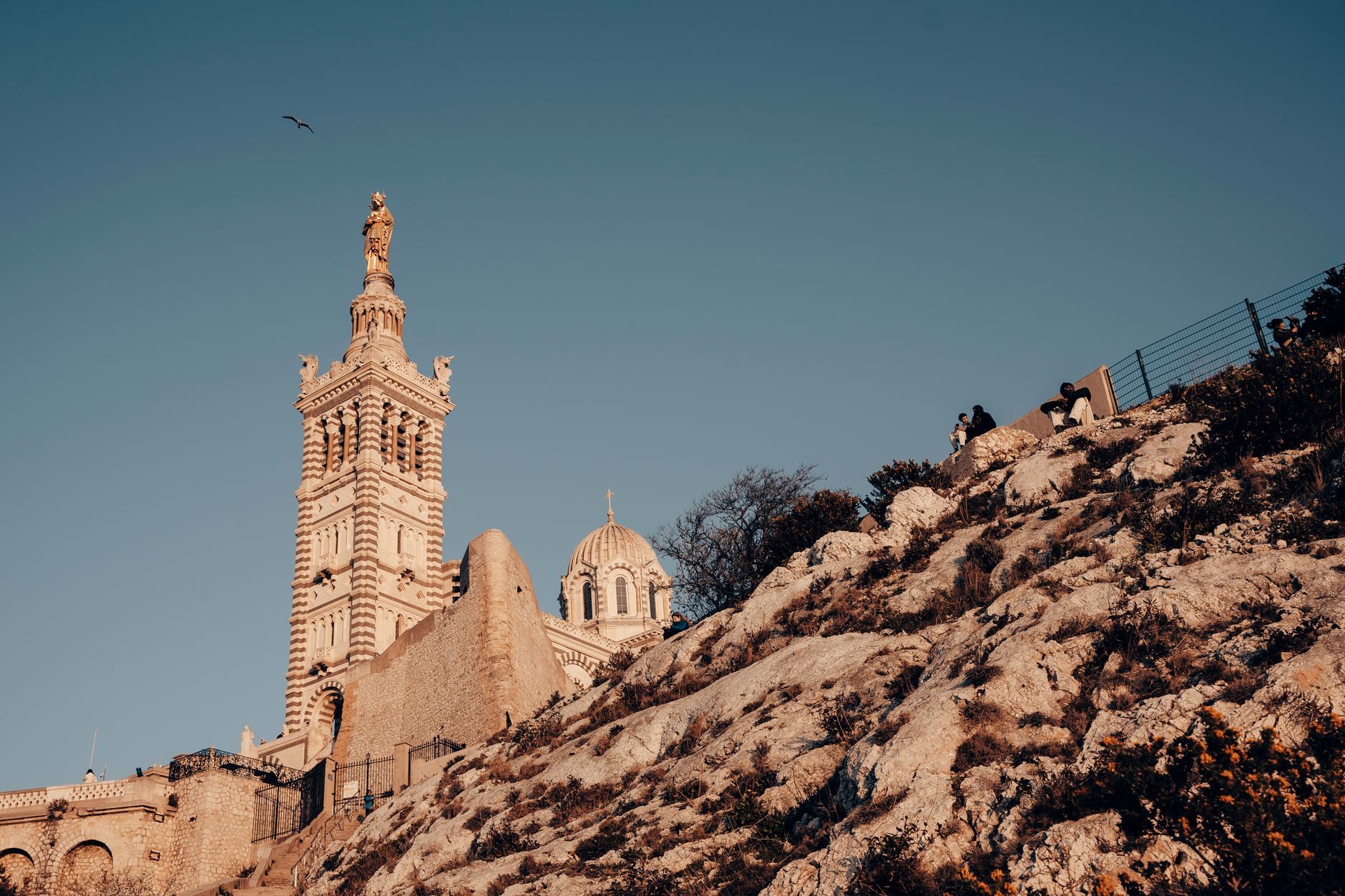 Starý přístav Vieux-Port v Marseille s loďkami a bazilikou Notre-Dame de la Garde na kopci v pozadí
