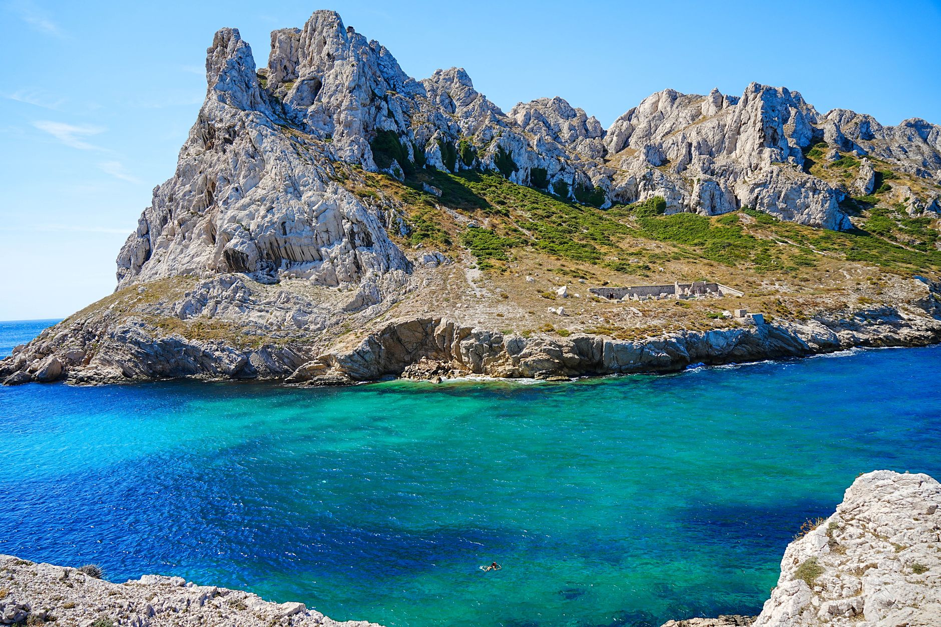 Bílé vápencové útesy a tyrkysové moře v národním parku Calanques u Marseille