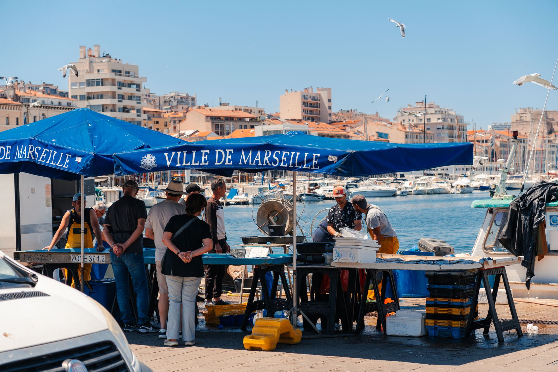 Bazilika Notre-Dame de la Garde se zlatou sochou Madony na vrcholu kopce nad Marseille