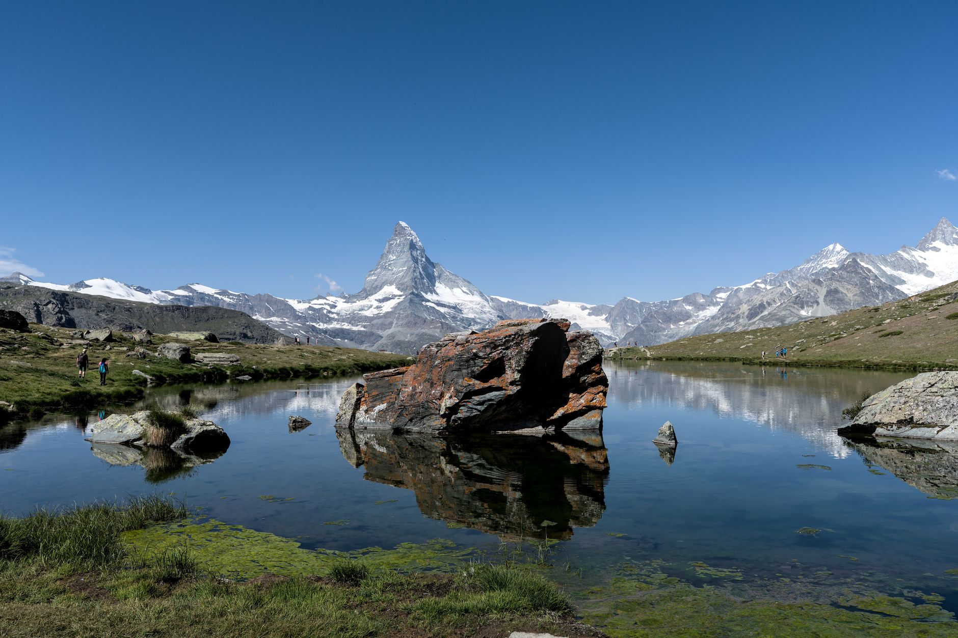 Horské jezero Stellisee se zrcadlícím se odrazem hory Matterhorn na klidné hladině za úsvitu