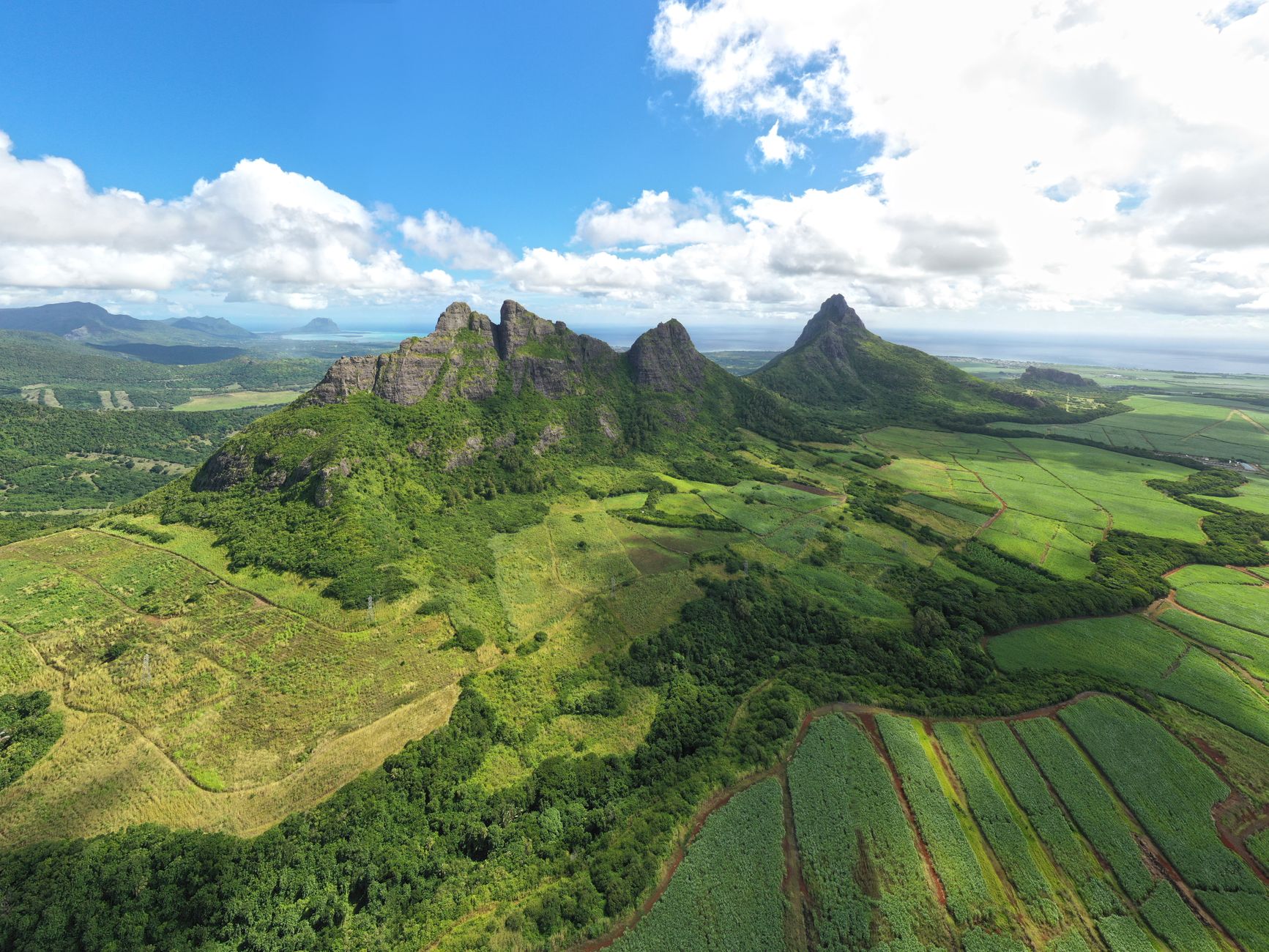 Sopečný vodopád Chamarel padající do zeleného údolí ve vnitrozemí Mauricia