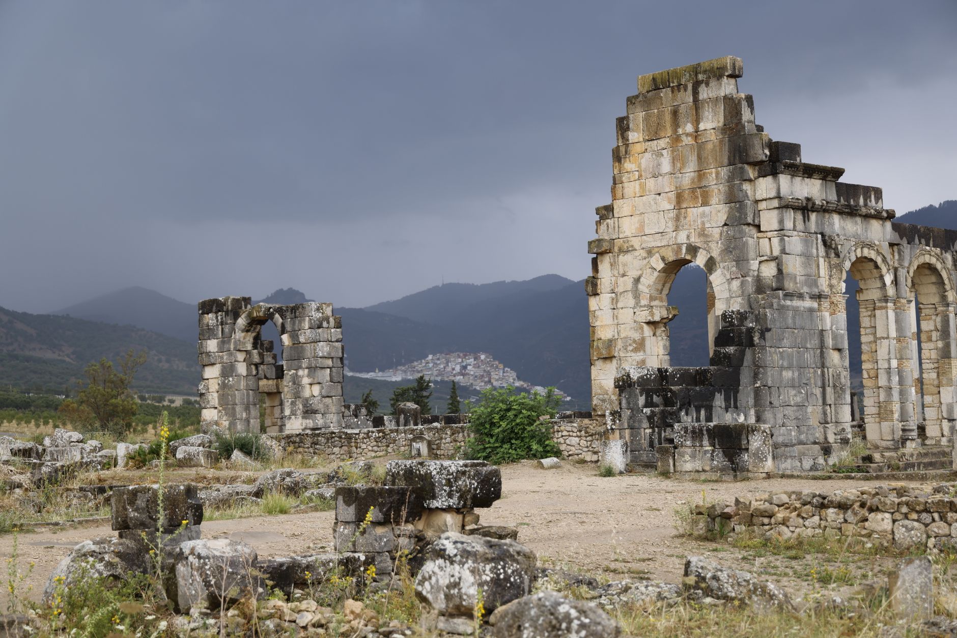 Monumentální klenuté sýpky Heri es-Souani v Meknesu s mohutnými cihlovými oblouky a pruhy světla