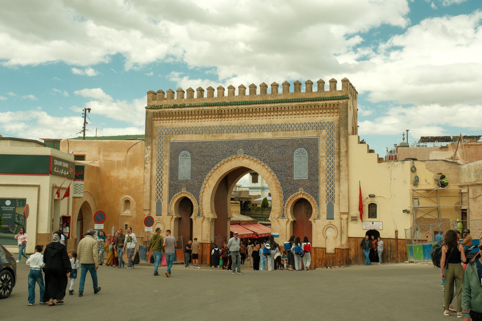Monumentální brána Bab Mansour v Meknesu se zelenými kachlíky a podkovovým obloukem za soumraku