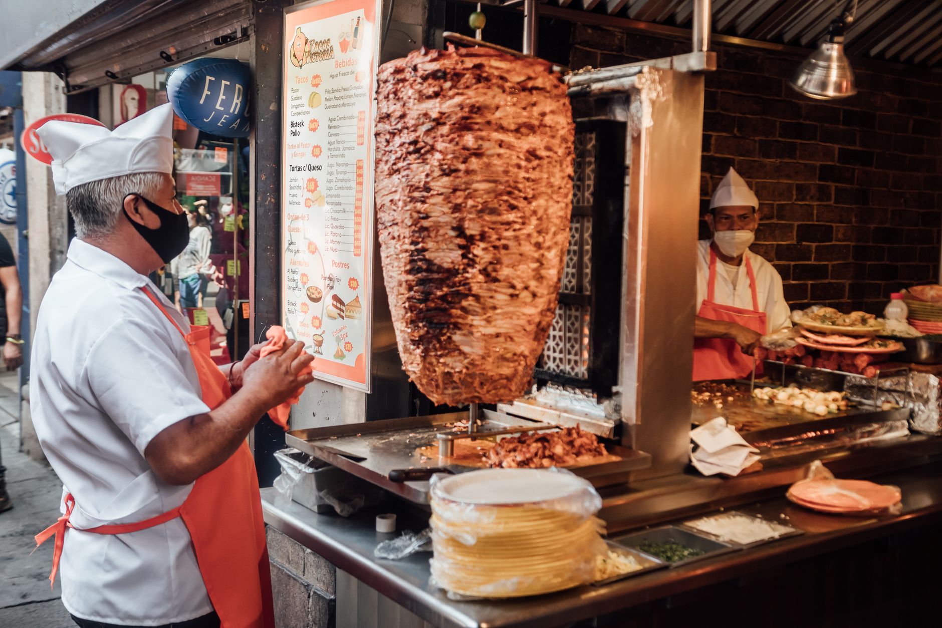 Stánek s tacos a barevnými omáčkami salsa v ulici Mexico City