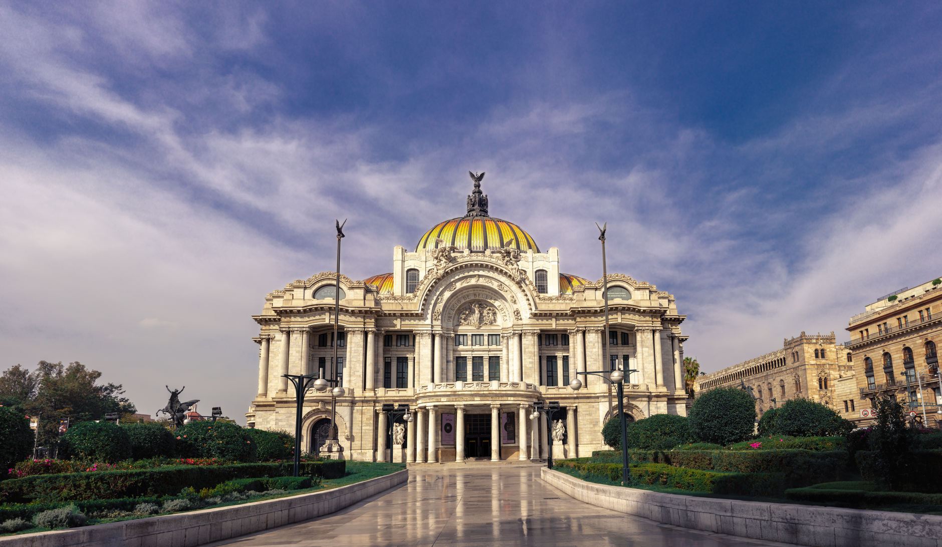 Dlážděná ulice s barevnými koloniálními domy ve čtvrti Coyoacán v Mexico City