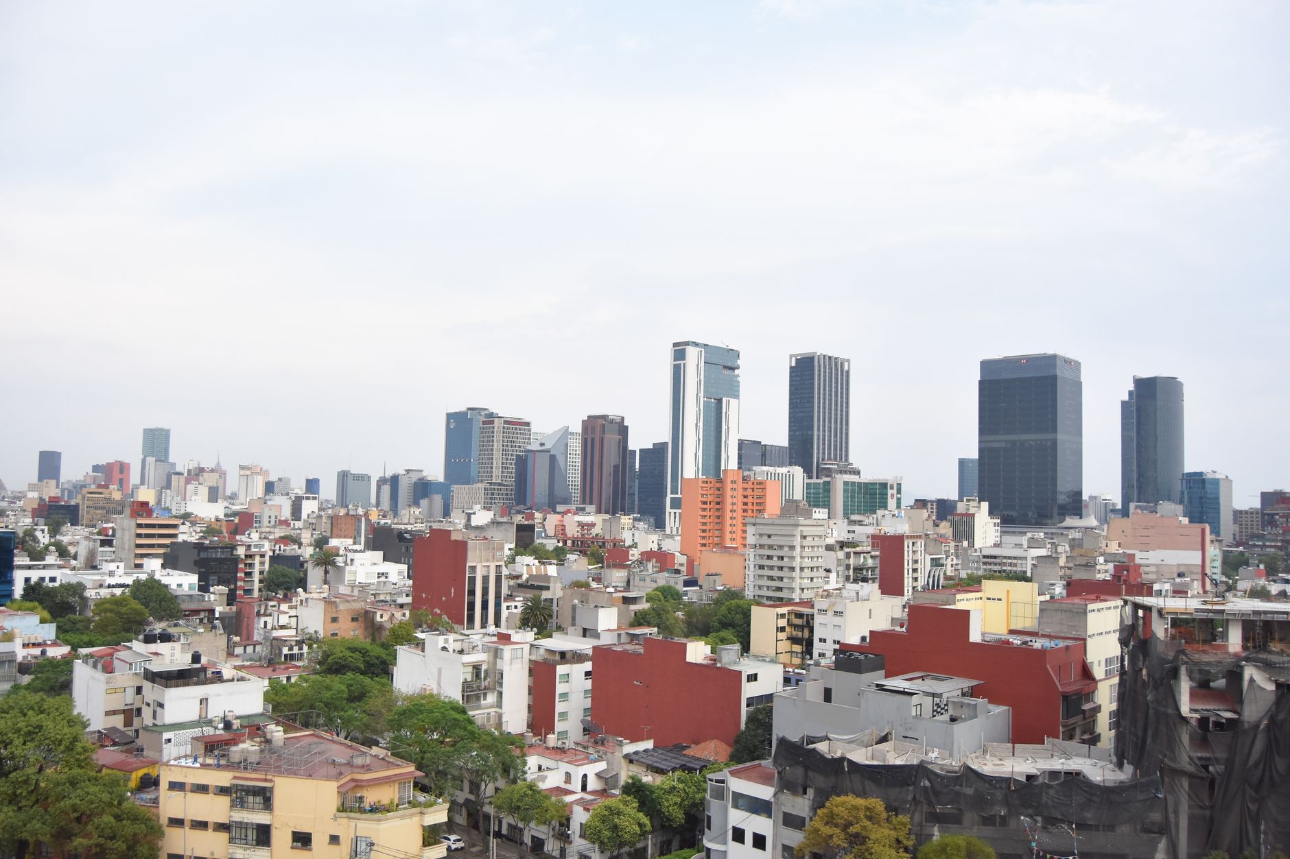 Katedrála a náměstí Zócalo v historickém centru Mexico City za jasného dne