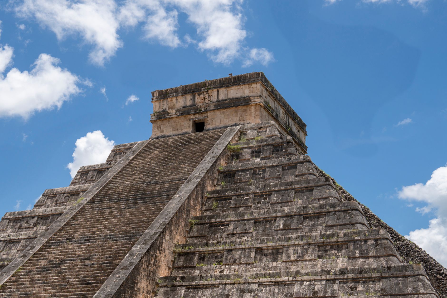 Mayská pyramida Chichén Itzá El Castillo na poloostrově Yucatán v Mexiku za jasného dne