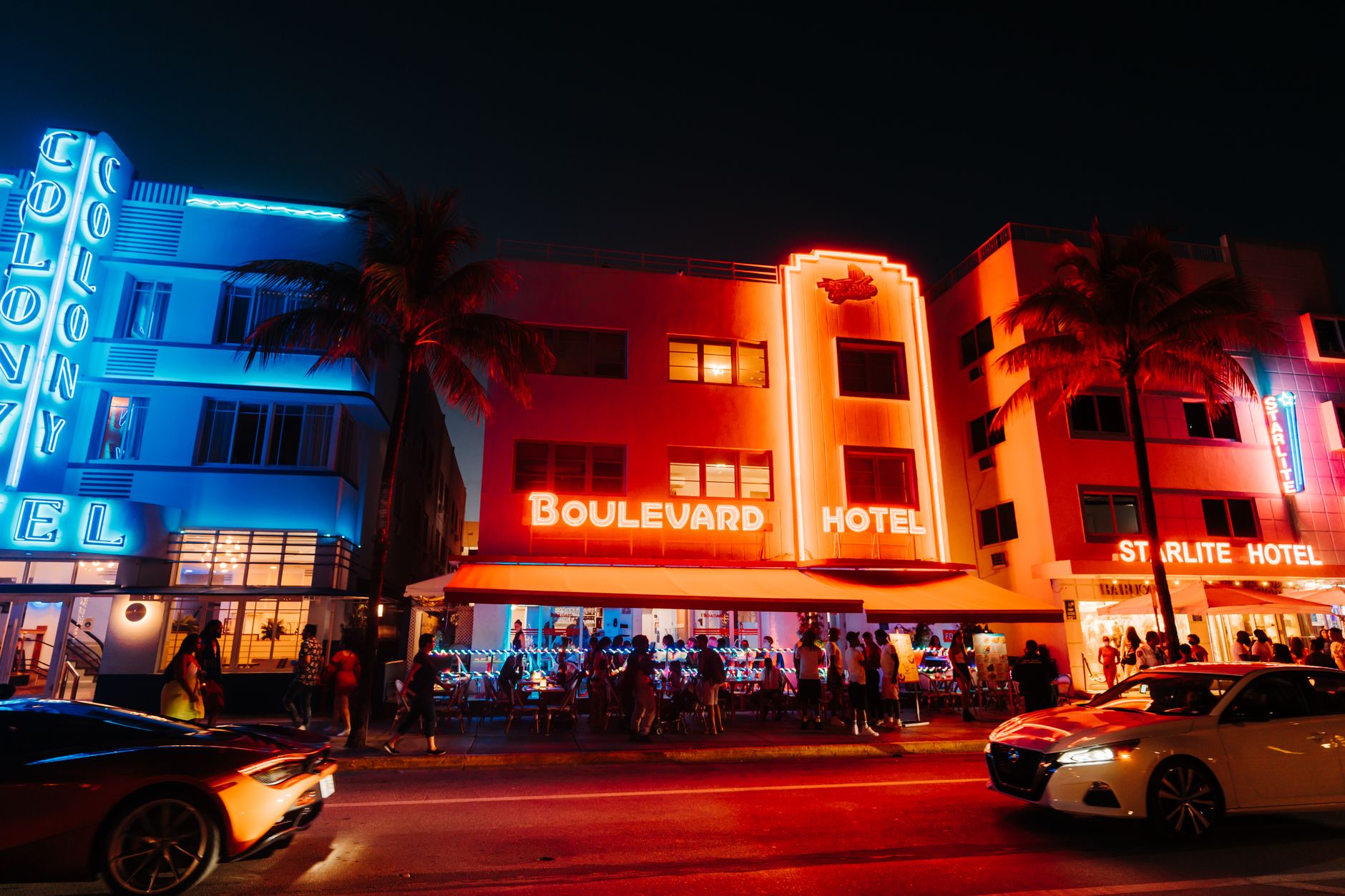 Pastelové art deco budovy s neony podél Ocean Drive ve čtvrti South Beach v Miami