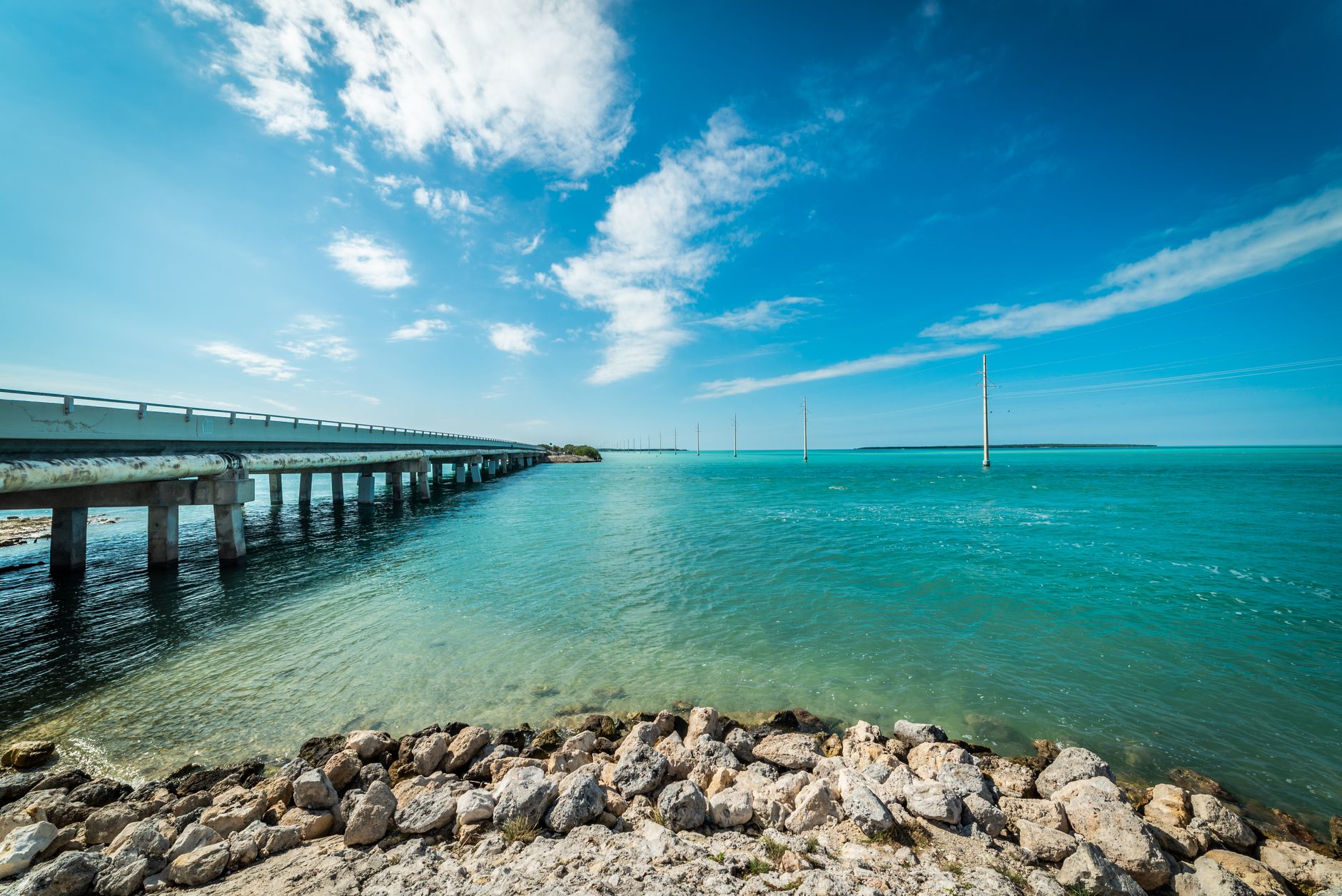 Overseas Highway most Seven Mile Bridge nad tyrkysovým mořem mezi ostrovy Florida Keys