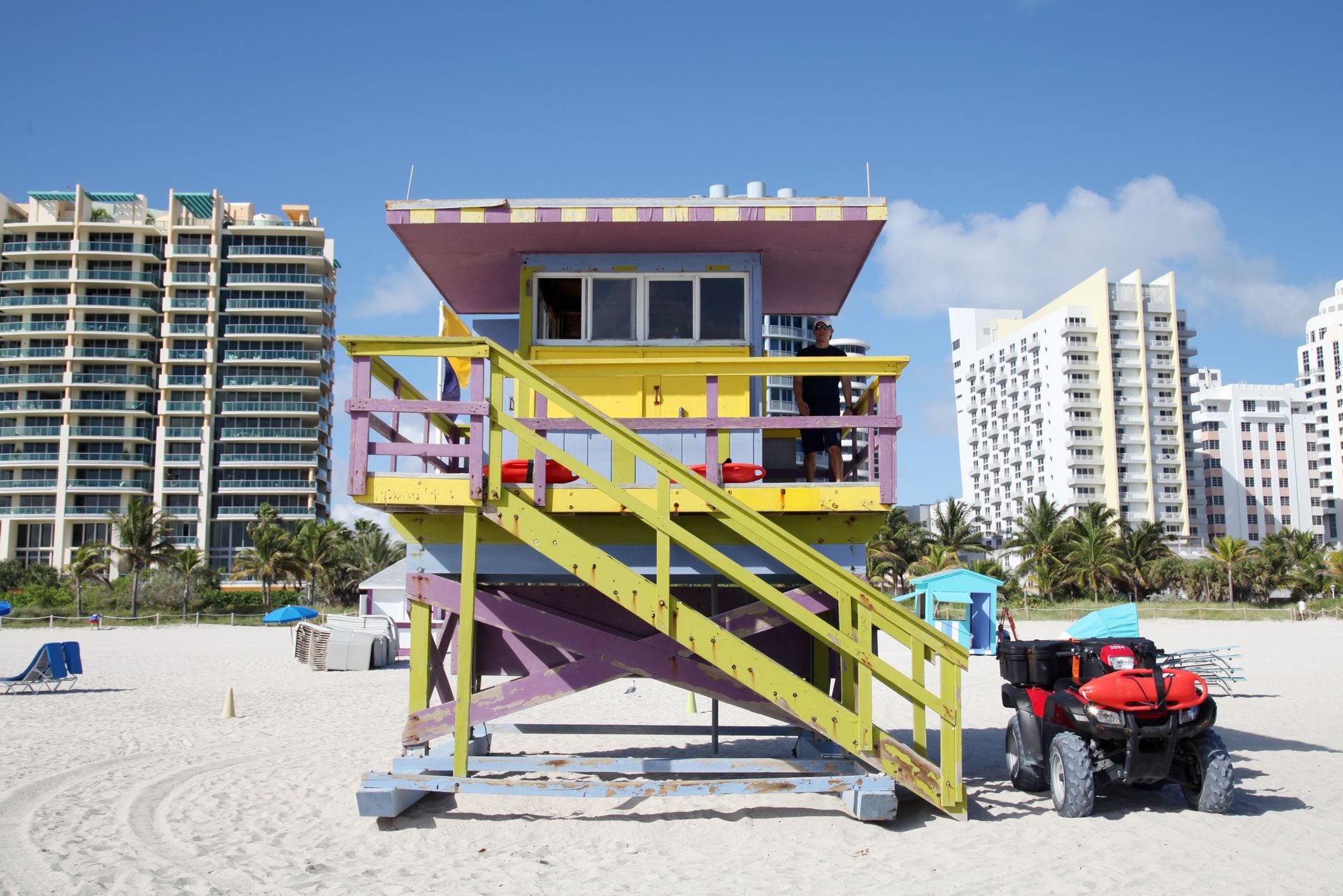 Barevné záchranářské budky na pláži v South Beach v Miami s tyrkysovým mořem v pozadí