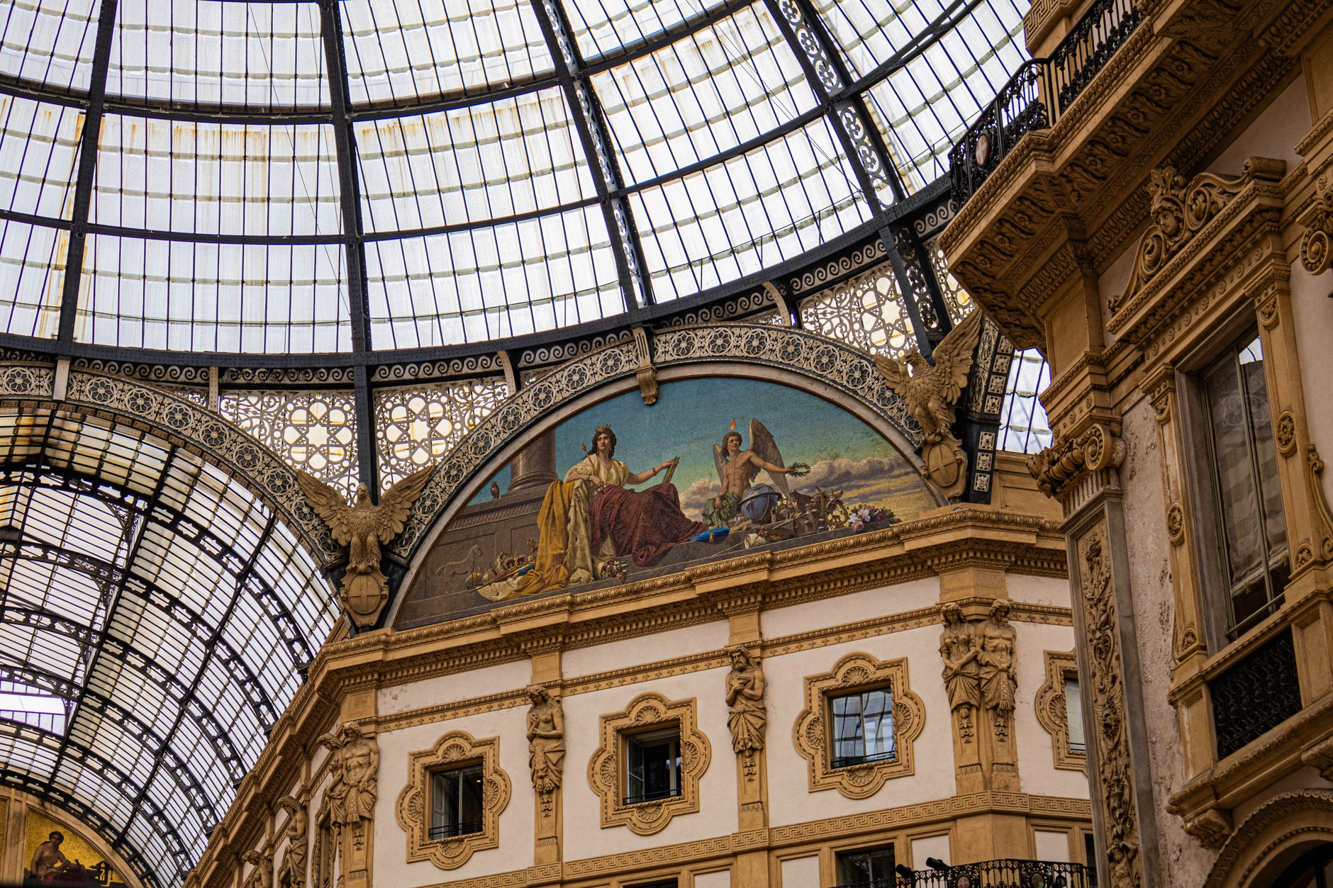 Skleněná kupole nákupní pasáže Galleria Vittorio Emanuele II v Miláně s mozaikovou podlahou