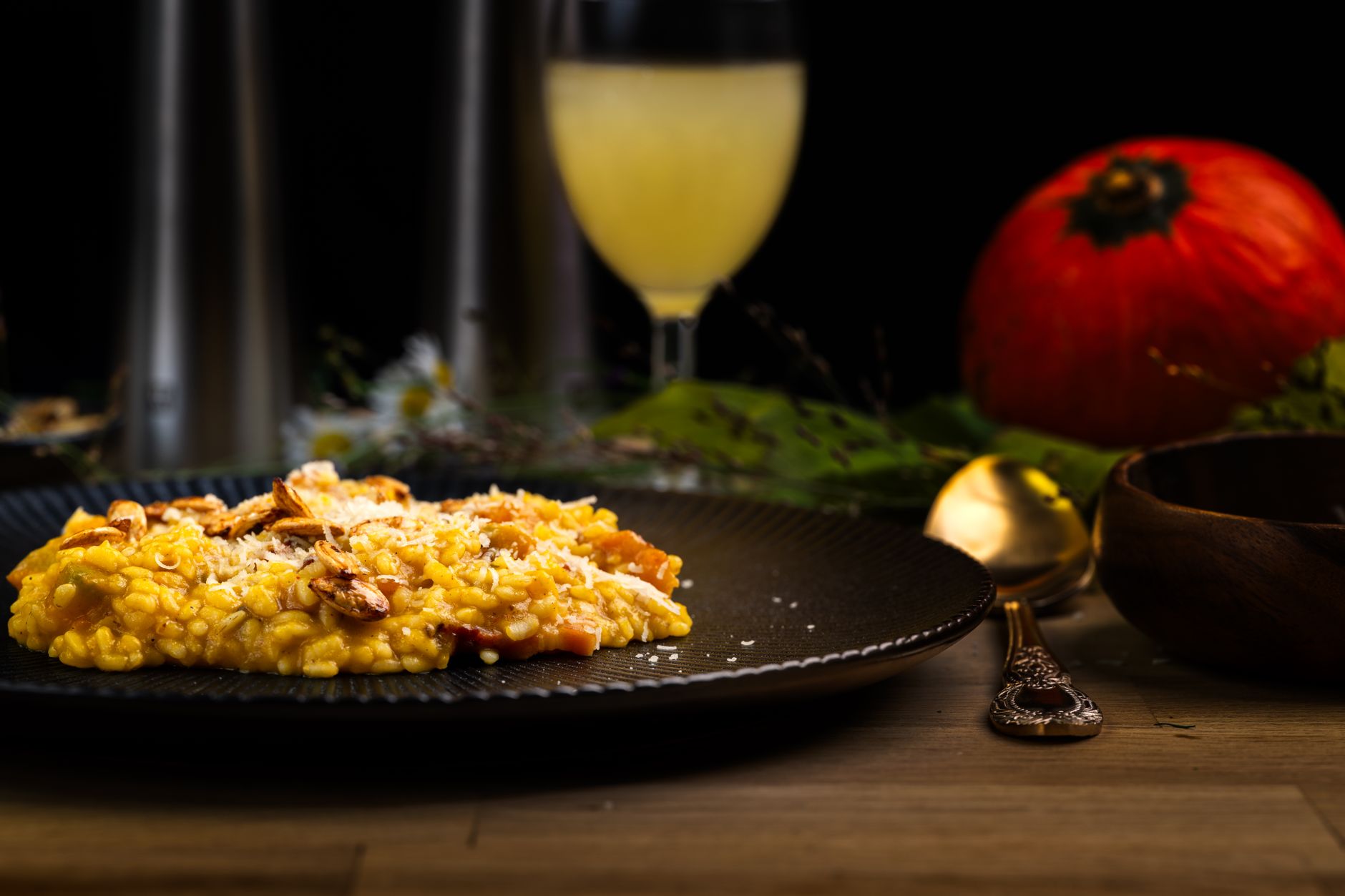 Talíř milánského šafránového rizota risotto alla milanese na restauračním stole