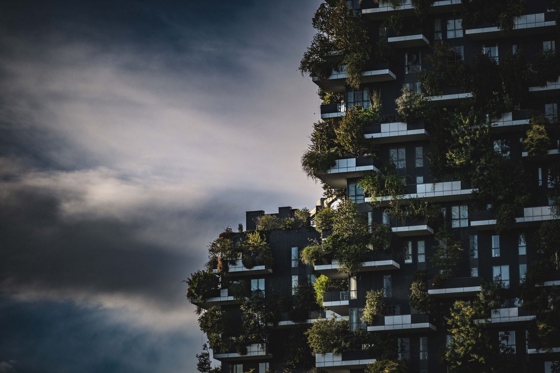Mrakodrapy s vertikálními zahradami Bosco Verticale ve čtvrti Porta Nuova v Miláně