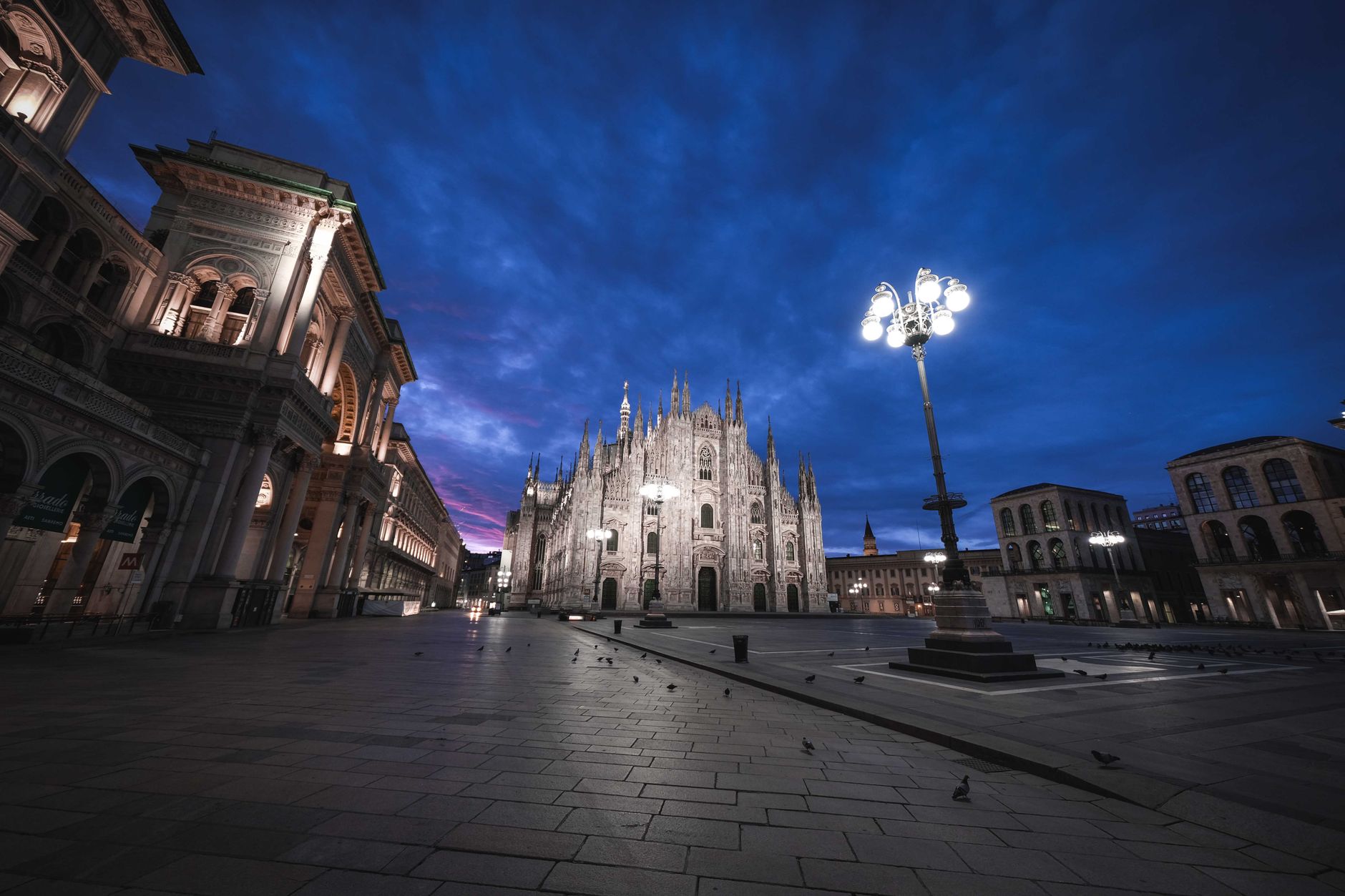 Milánský Dóm s gotickou mramorovou fasádou a věžičkami na náměstí Piazza del Duomo