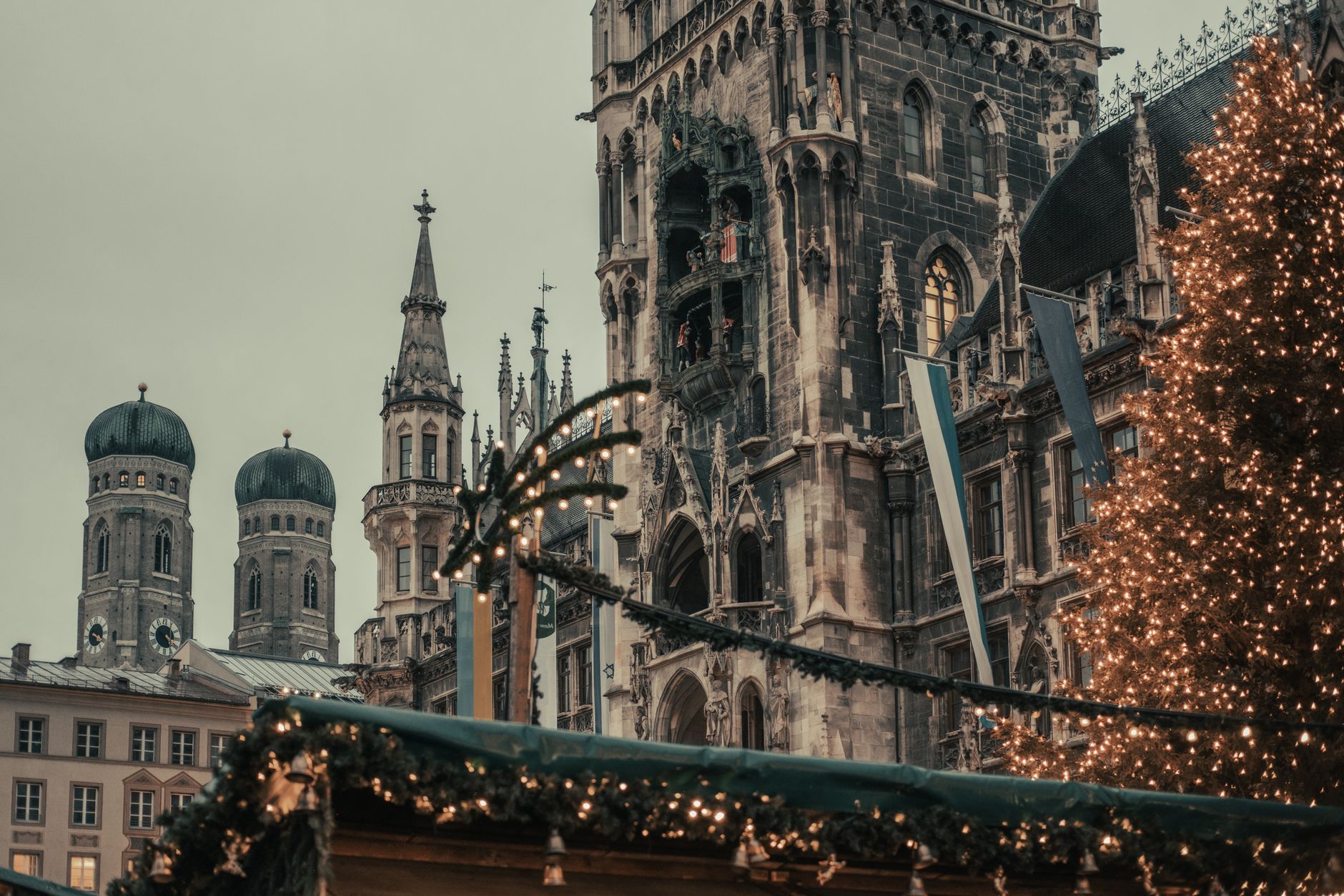 Nová radnice na náměstí Marienplatz v Mnichově s gotickou věží a orlojem Glockenspiel