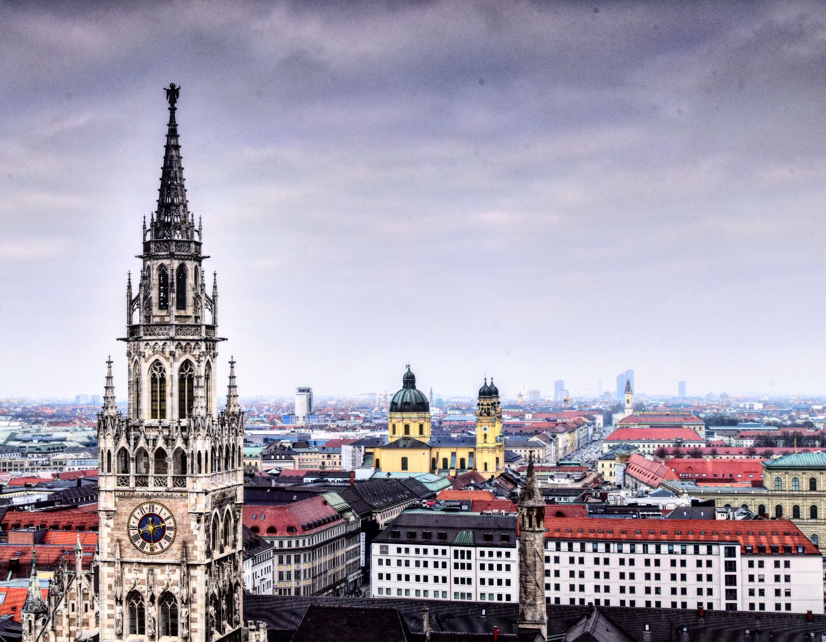 Panorama centra Mnichova s věžemi kostela Frauenkirche a novou radnicí na náměstí Marienplatz
