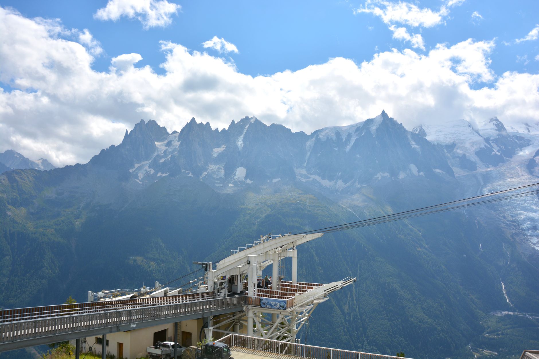 Vrcholová stanice lanovky Aiguille du Midi se zasněženými štíty masivu Mont Blanc