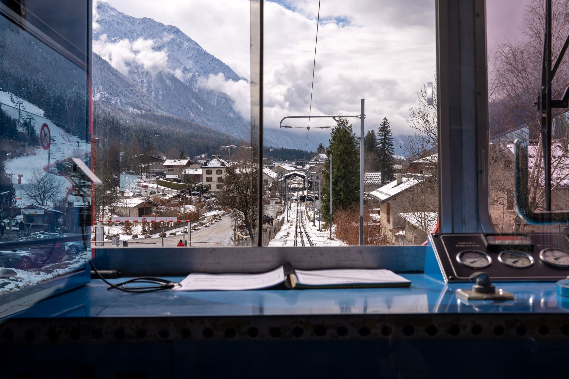 Ledovec Mer de Glace v údolí pod skalními štíty u Chamonix