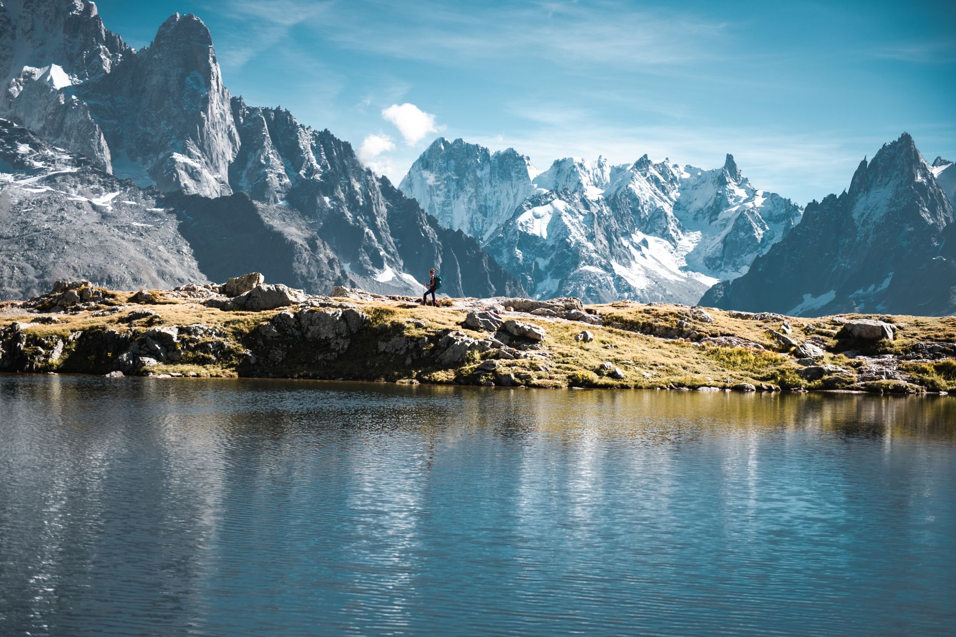 Centrum horského městečka Chamonix s kostelní věží a štíty Alp v pozadí