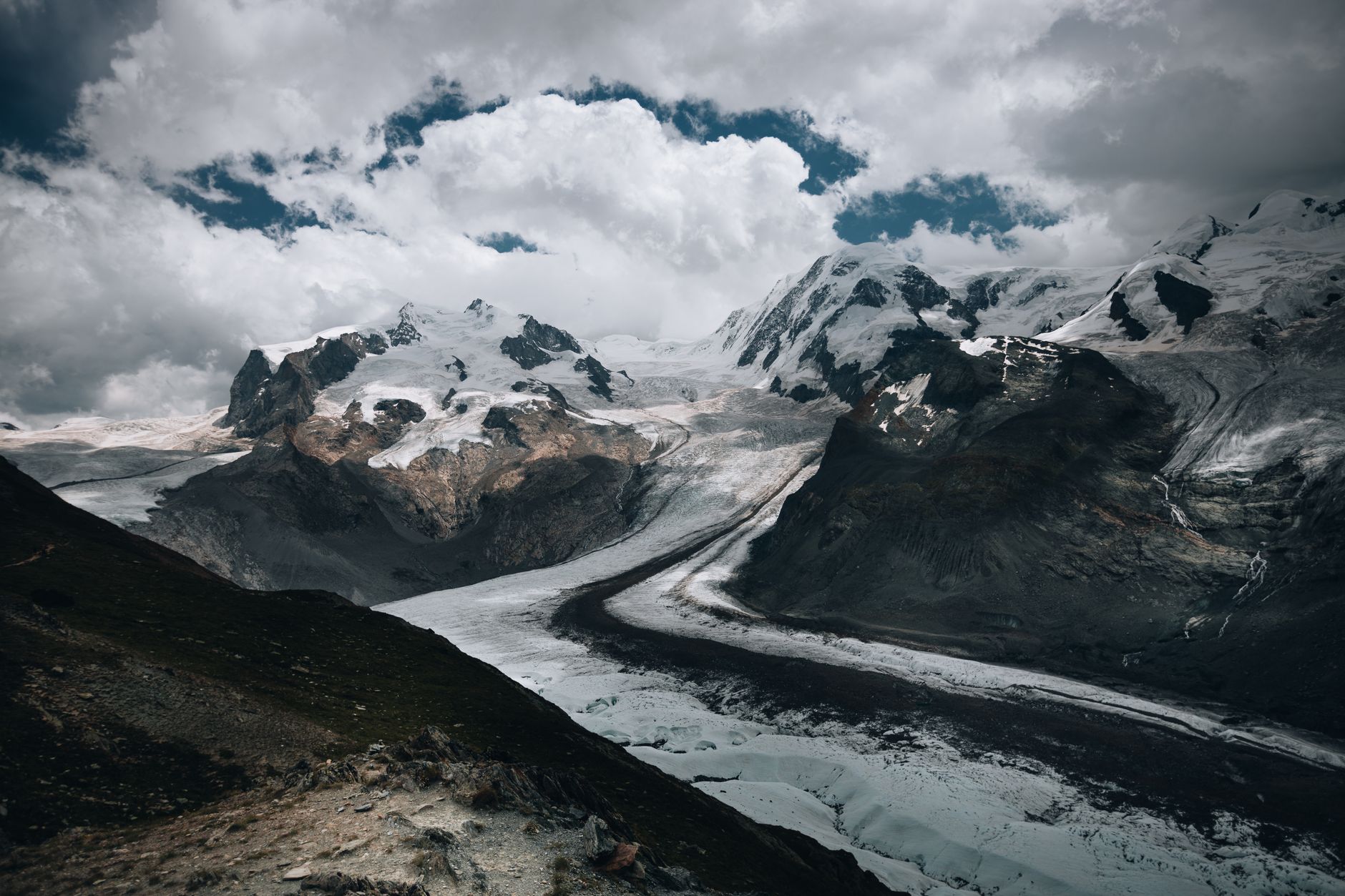 Horské jezero Lac Blanc s odrazem zasněženého masivu Mont Blanc na hladině