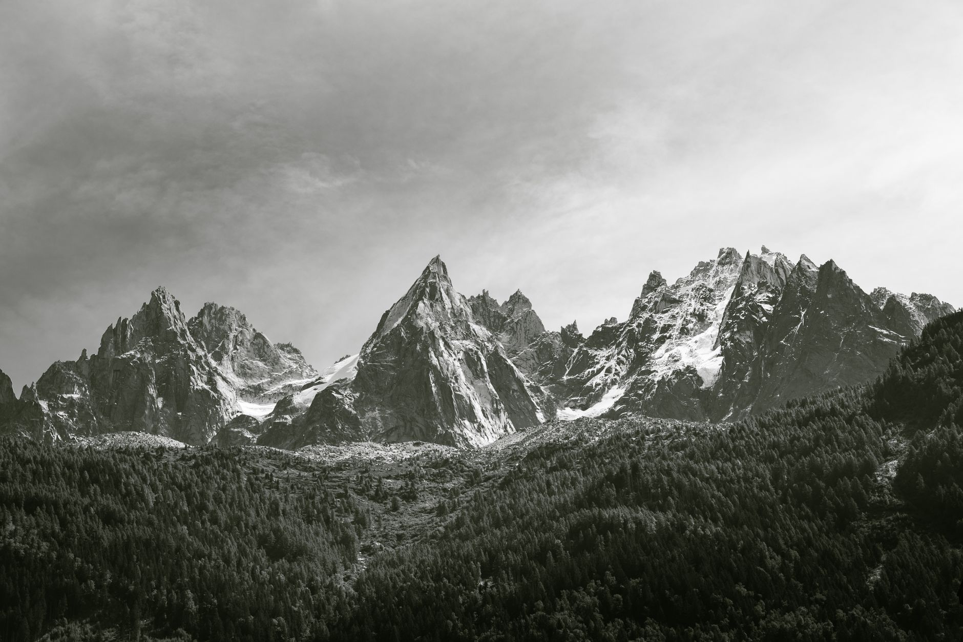 Zasněžený masiv Mont Blanc nad údolím Chamonix za jasného dne