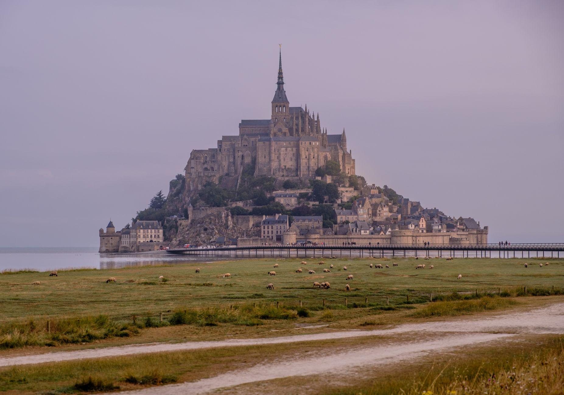 Klenutý ambit opatství Mont-Saint-Michel se sloupovím a klášterní zahradou uprostřed