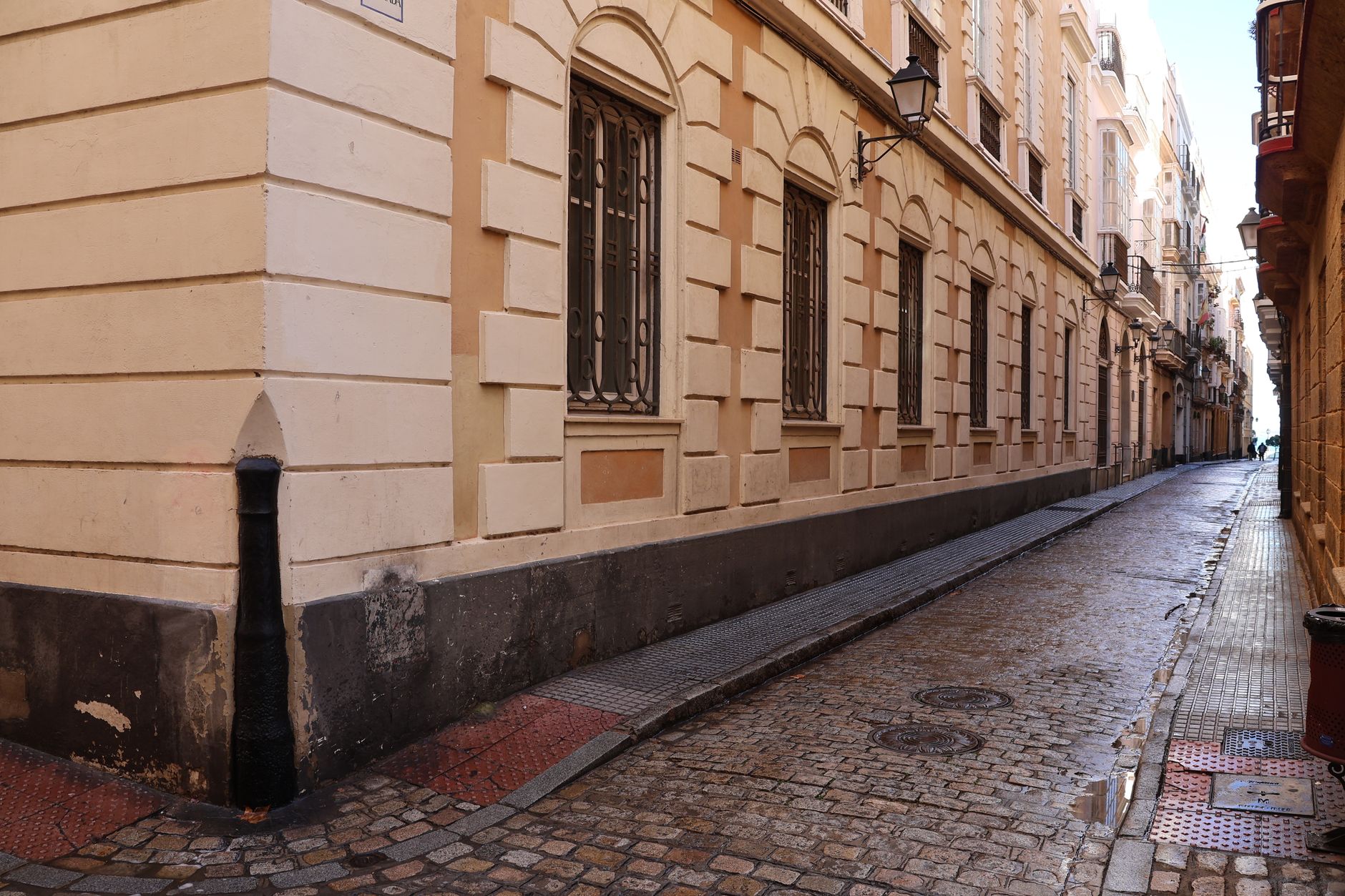 Historická budova a dlážděné náměstí v koloniální čtvrti Ciudad Vieja v Montevideu