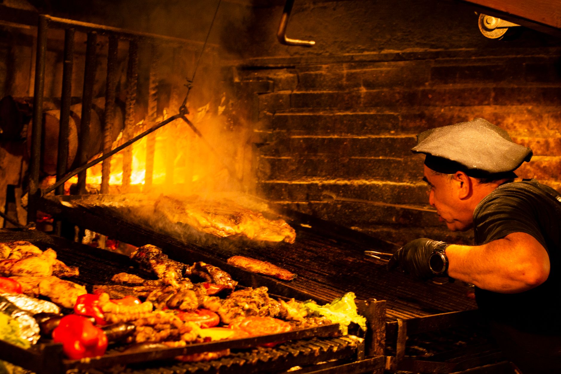 Grily s hovězím masem asado na tržnici Mercado del Puerto v Montevideu