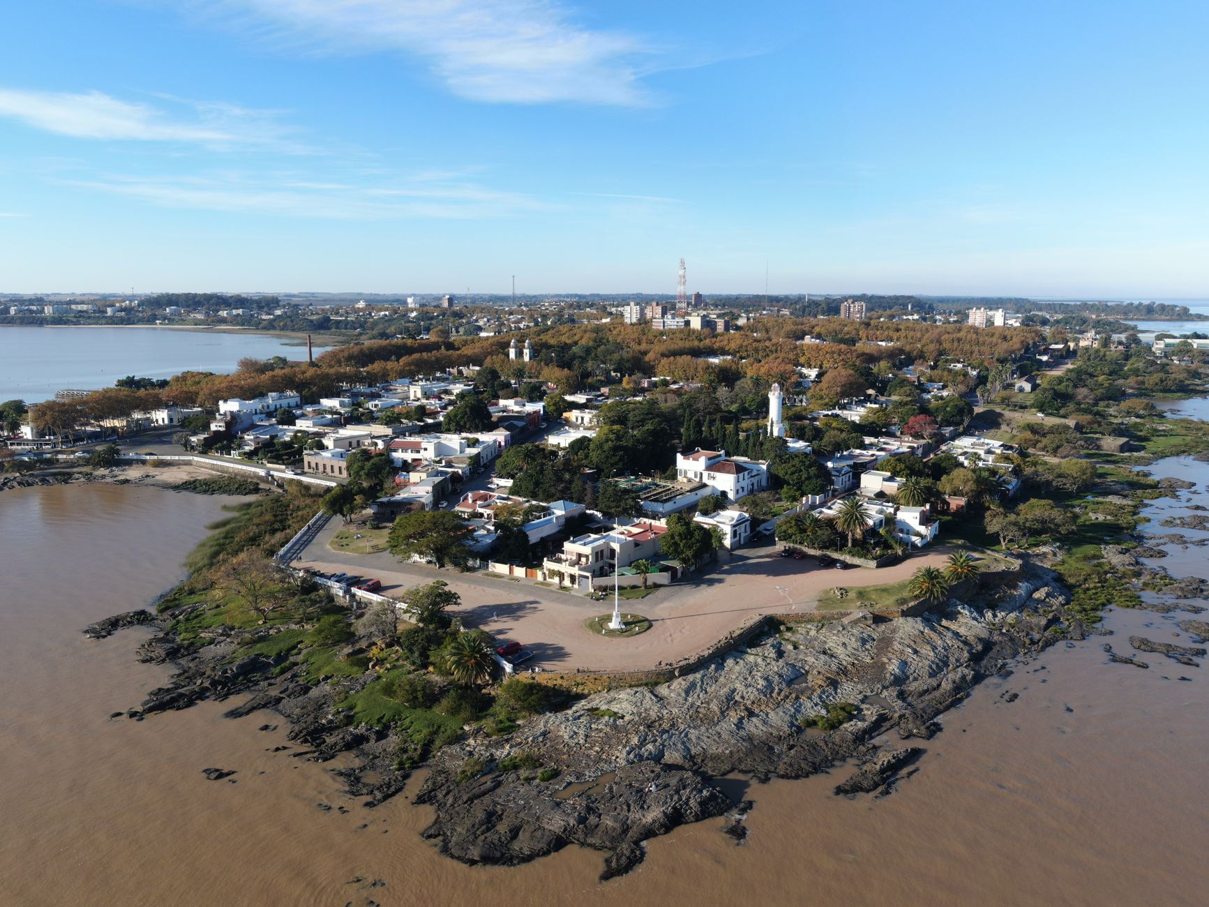 Pobřežní promenáda Rambla v Montevideu s panoramatem města podél řeky Río de la Plata
