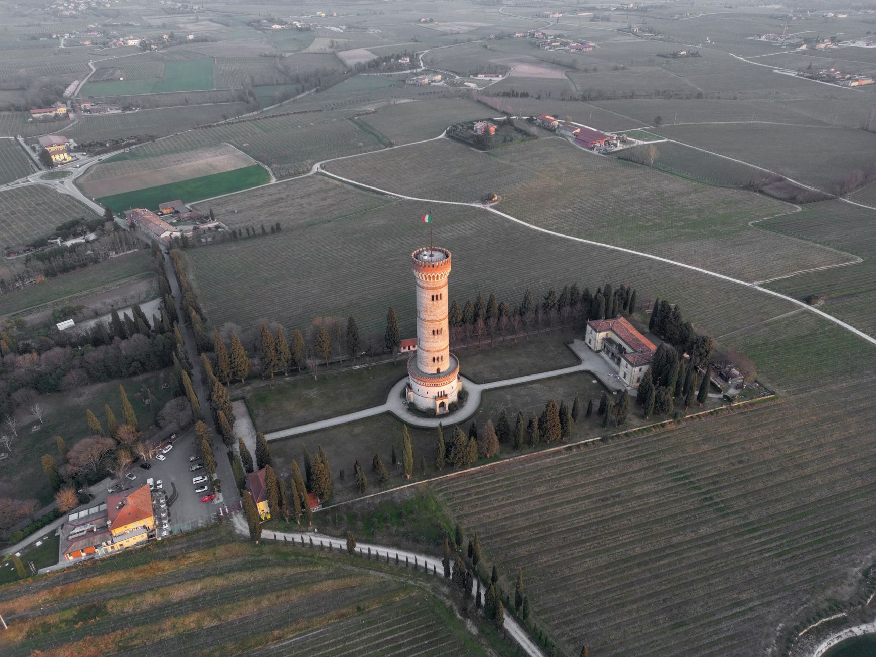 Vyhlídková věž Vinarium nad vinicemi u Lendavy v slovinském Prekmurje