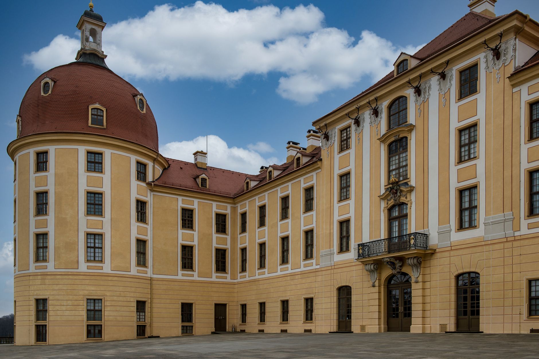 Detail barokní fasády zámku Moritzburg se symetrickými okny a kamennými prvky