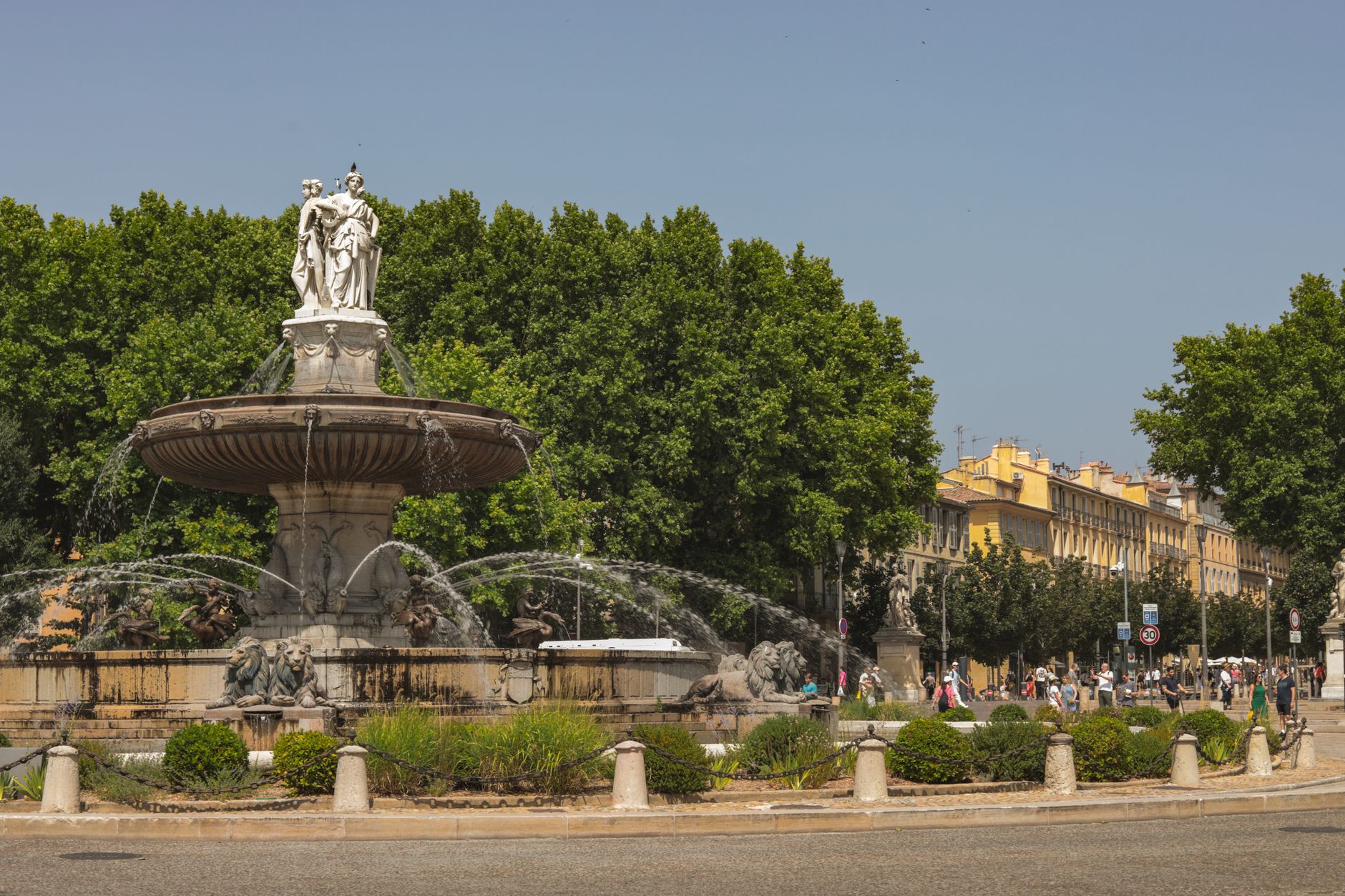 Náměstí Place de la Réunion v Mylhúzách s historickou radnicí a kašnou v Alsasku