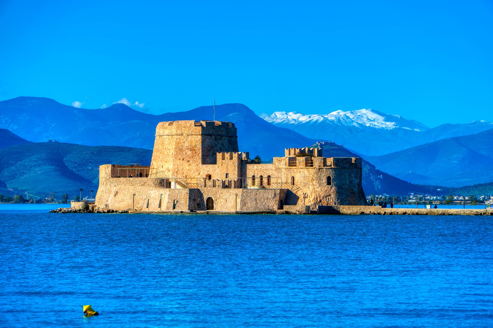 Pevnost Bourtzi na malém ostrově uprostřed Argolského zálivu u Nafplia