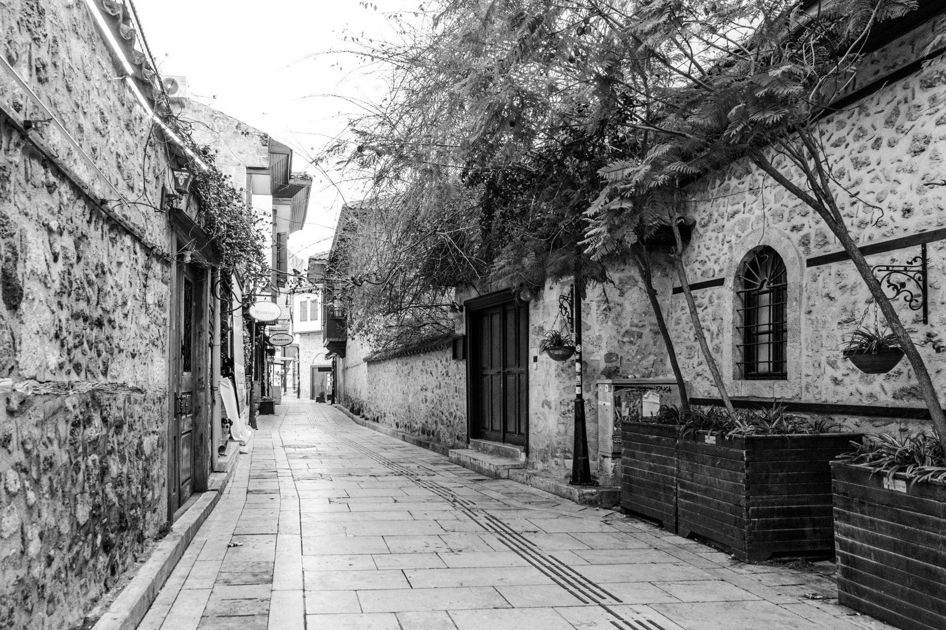 Mramorem dlážděná ulička starého města Nafplia s benátskými fasádami a bugenvilií