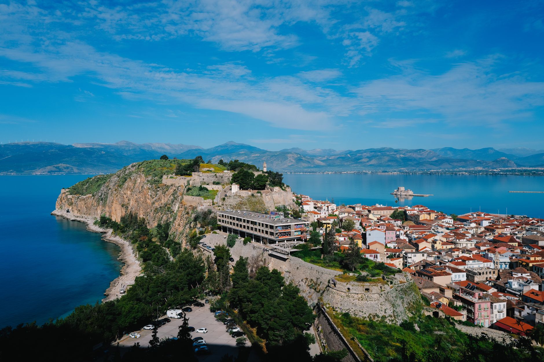 Panorama starého města Nafplia s pevností Palamidi na kopci a pevností Bourtzi v zálivu