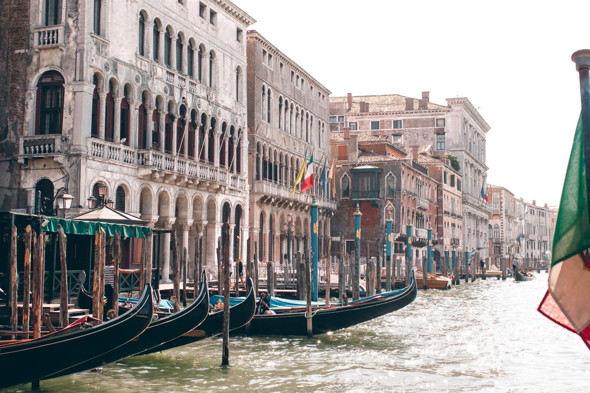 Kanál Canal Grande v Benátkách s gondolami a historickými fasádami domů