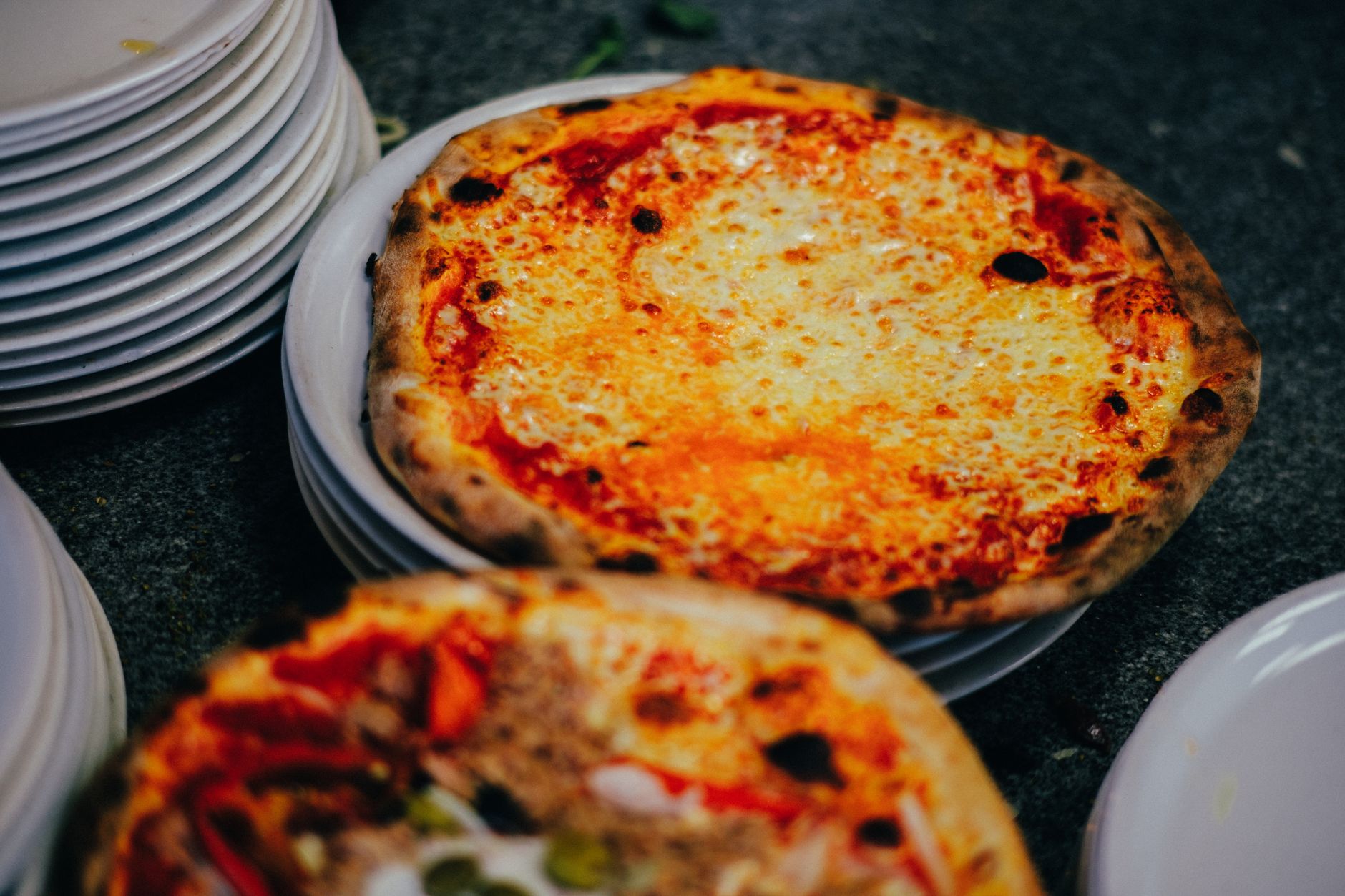 Pravá neapolská pizza Margherita na talíři v tradiční pizzerii