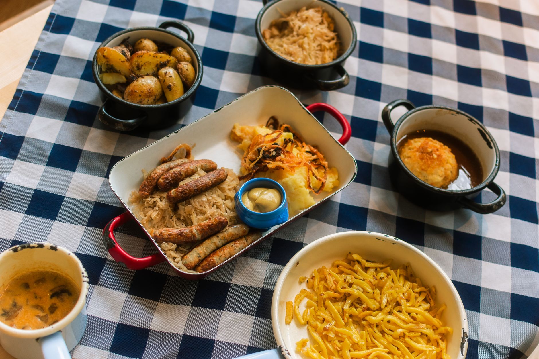 Tradiční bavorské bílé klobásky Weisswurst s preclíkem a sladkou hořčicí na talíři
