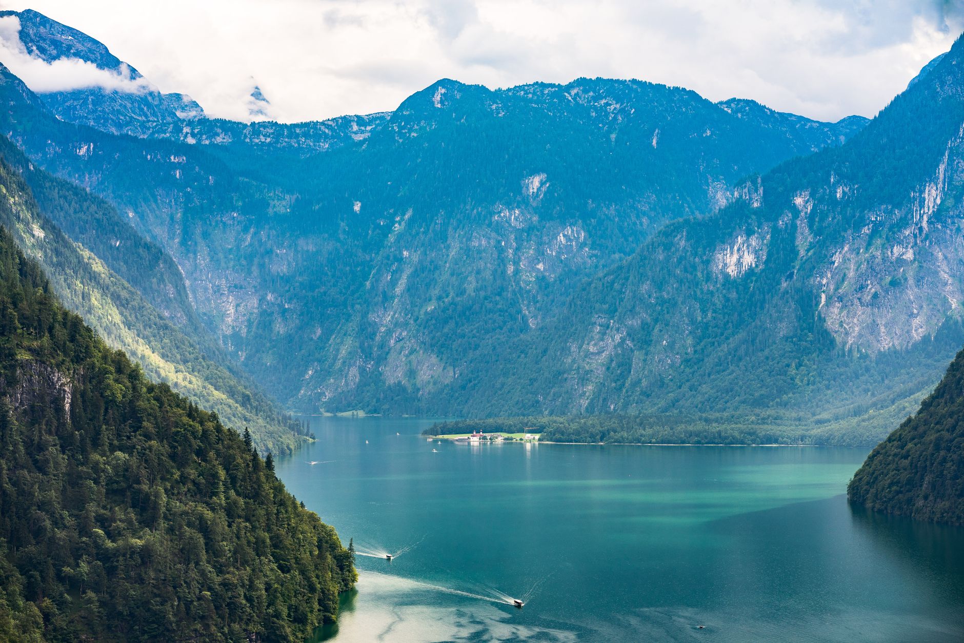 Smaragdové horské jezero Königssee v bavorských Alpách obklopené strmými skalními štíty