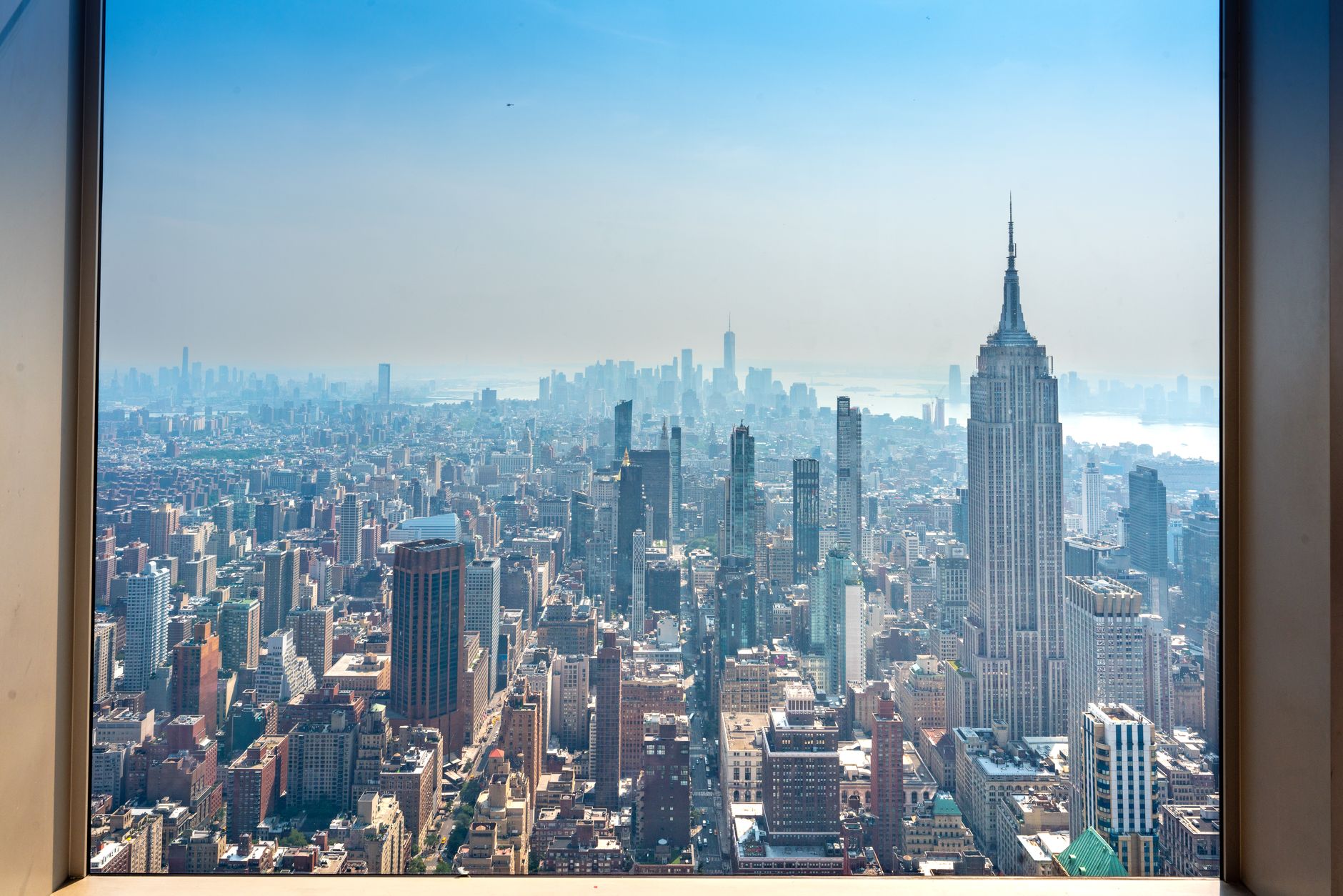 Pohled na Manhattan a Empire State Building z vyhlídky za jasného dne
