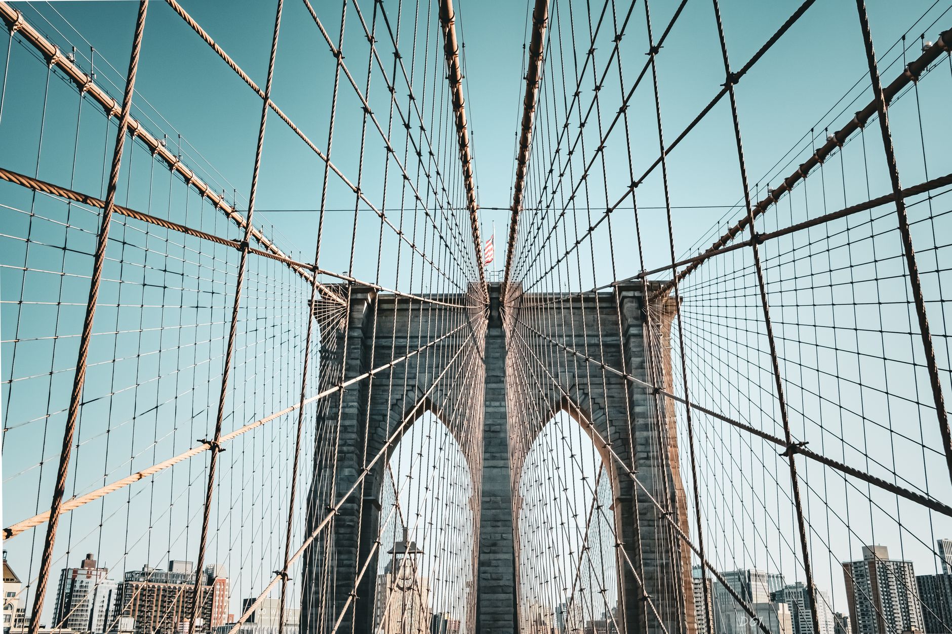 Brooklynský most s ocelovými lany a panoramatem Manhattanu v pozadí